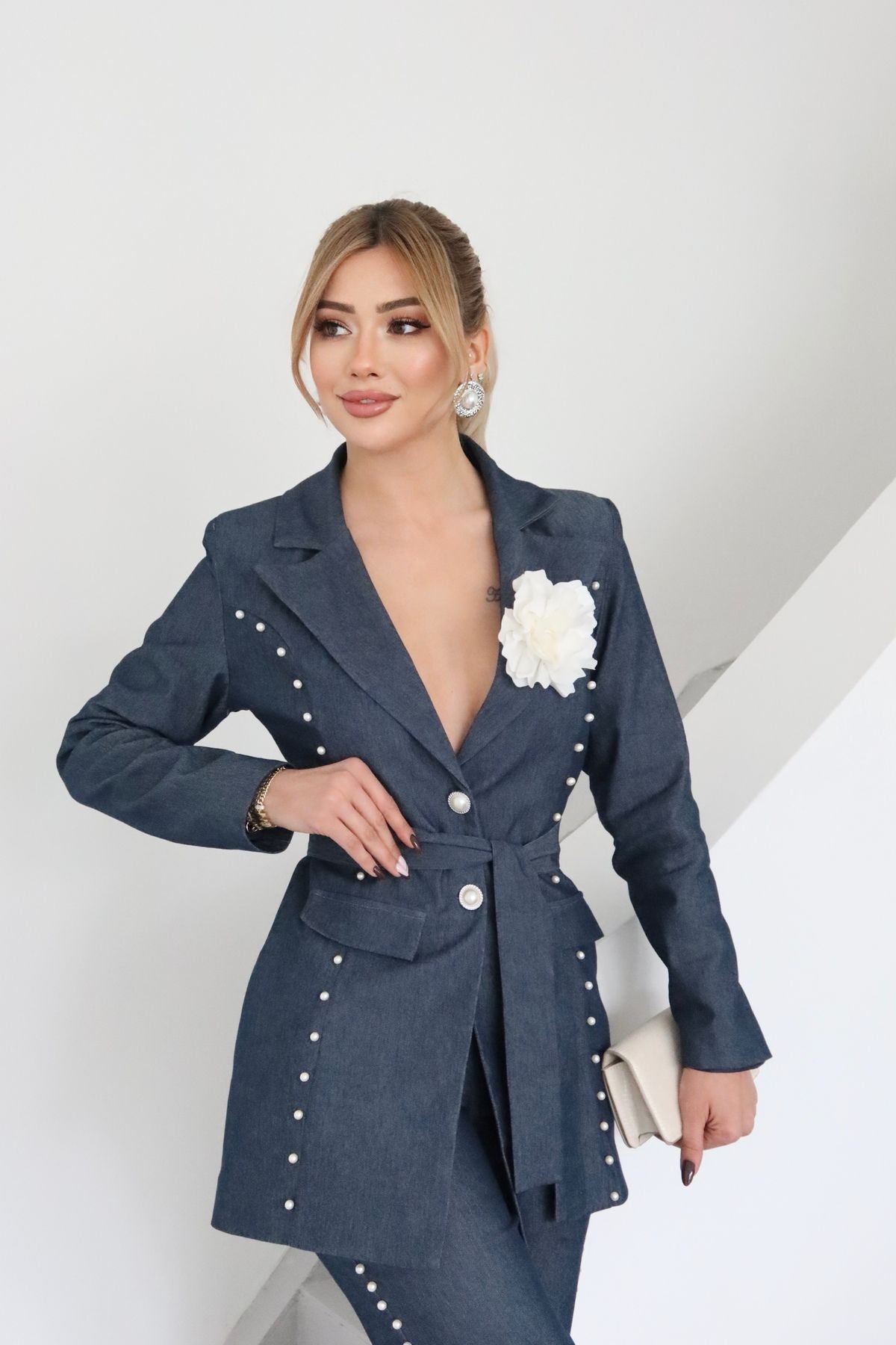 Kadın İthal Denim Kumaş İnci İşlemeli Kuşaklı Astarlı Gül Aksesuar Özel Tasarım Ceket Pantolon Takım - lacivert