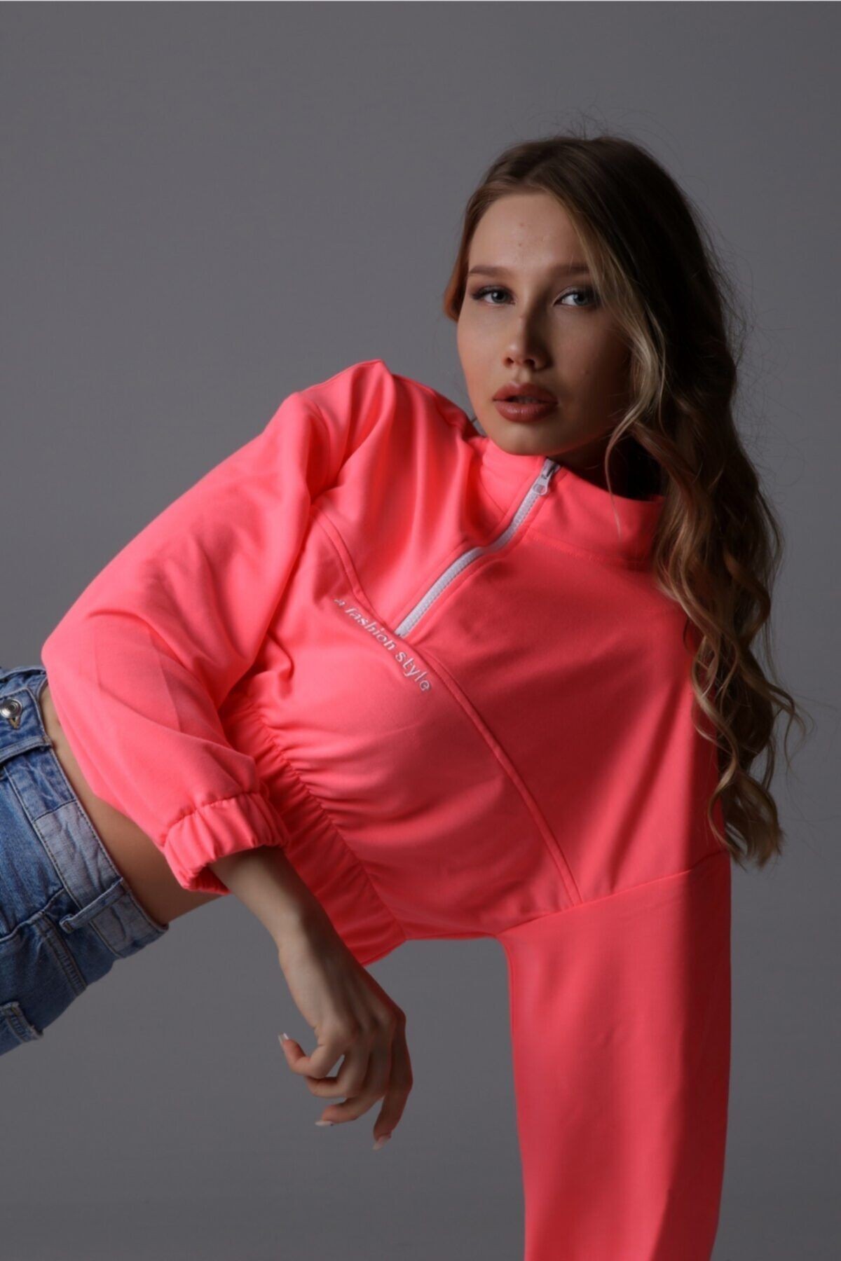 Neon Pembe Dik Yaka Sweatshirt Crop 2 Iplik Kumaş Ön Fermuar Bel Lastikli Nakış Detay Uzun Kollu