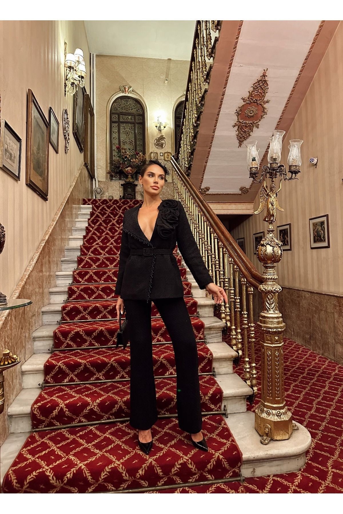 Kadın İthal Tüvit Kumaş İnci İşlemeli Kemer Ve Gül Detaylı Astarlı Özel Tasarım Takım - Siyah