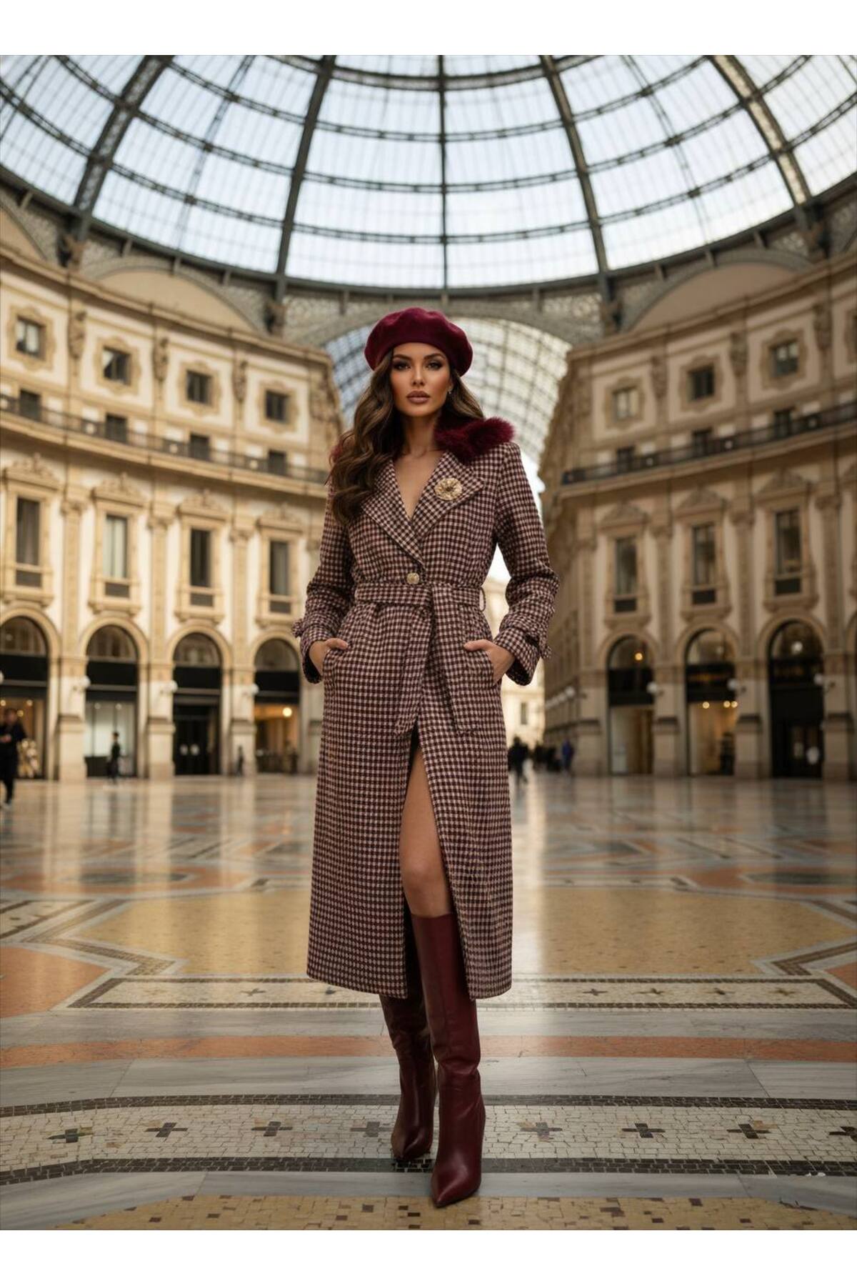 İtal Tüvit Kumaş Broş Detaylı Kürklü Kuşaklı Özel Tasarım Kuşaklı Astarlı Maxi Kaban - Bordo