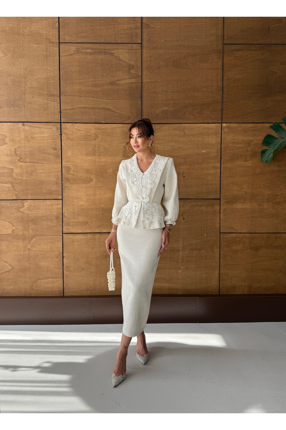 İthal Tüvit Kumaş Dantel İşlemeli Astarlı Taş Ve Düğme İşlemeli Astarlı Özel Tasarım Midi Elbise - Beyaz