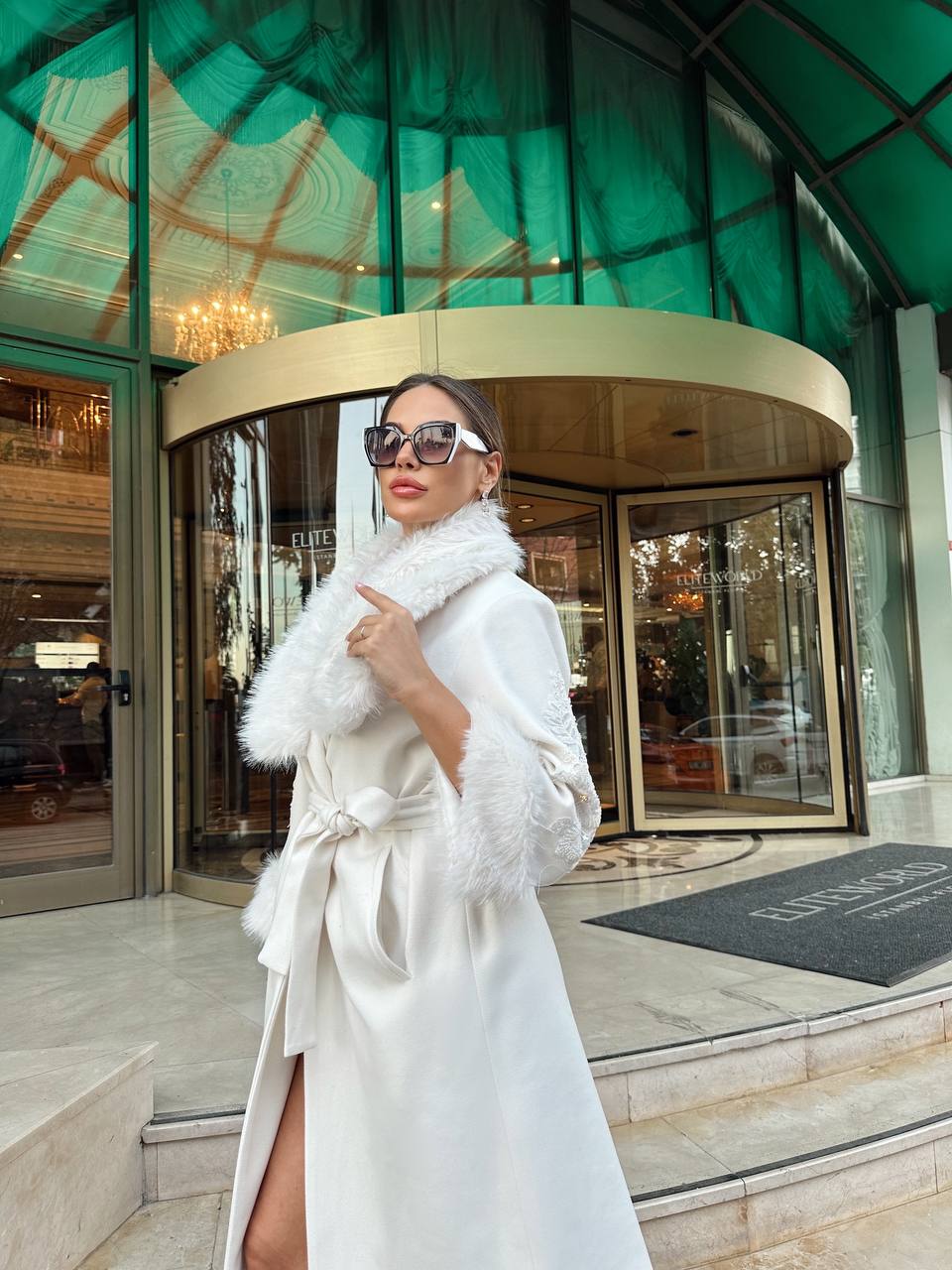 Kadın İthal Kumaş Kuşaklı Kol İşleme Detay Kürklü Özel Tasarım Kaşe Kaban - Beyaz