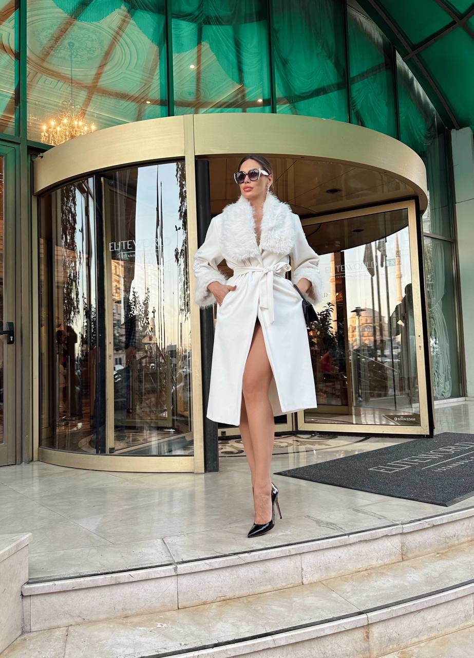 Kadın İthal Kumaş Kuşaklı Kol İşleme Detay Kürklü Özel Tasarım Kaşe Kaban - Beyaz