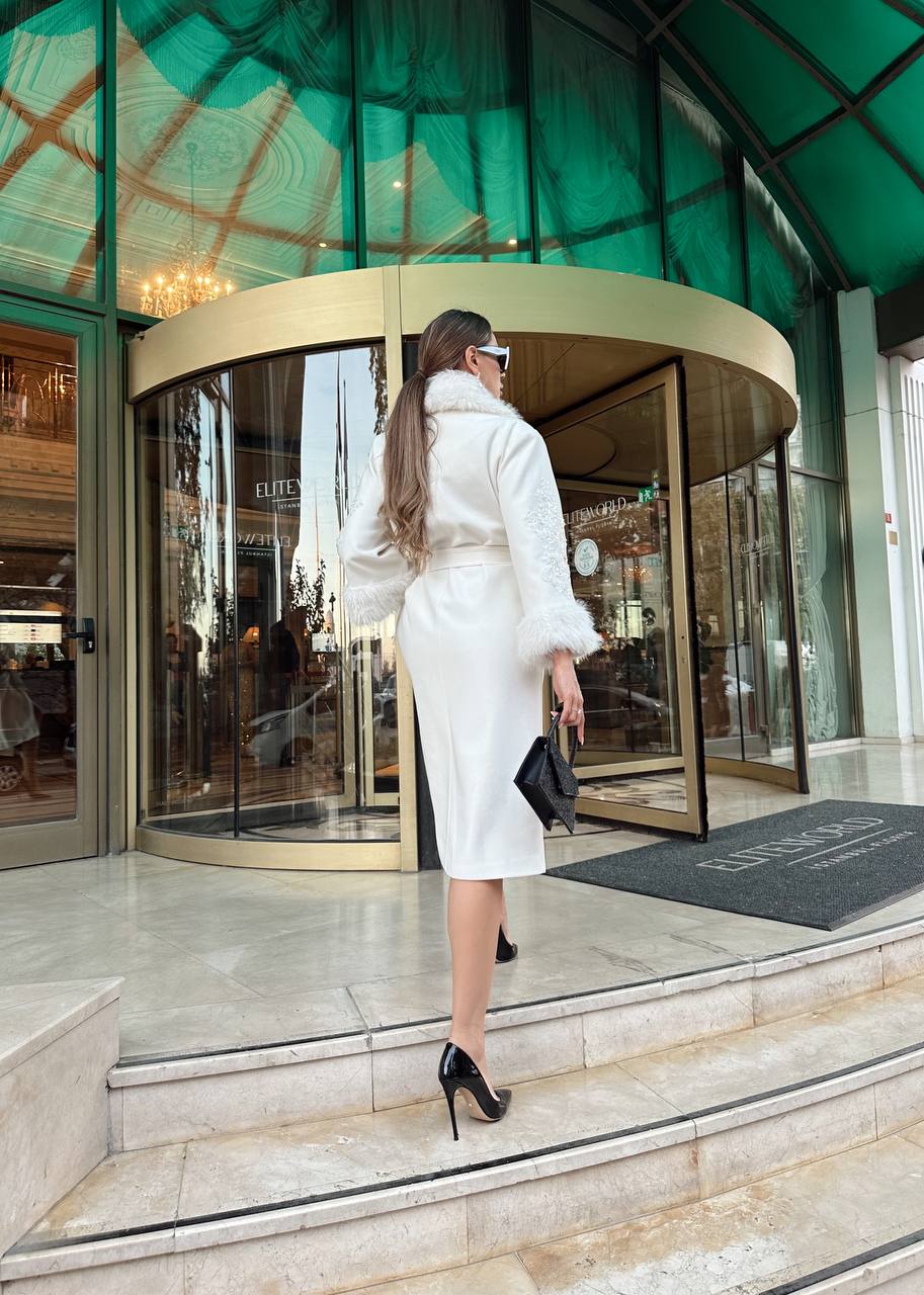 Kadın İthal Kumaş Kuşaklı Kol İşleme Detay Kürklü Özel Tasarım Kaşe Kaban - Beyaz