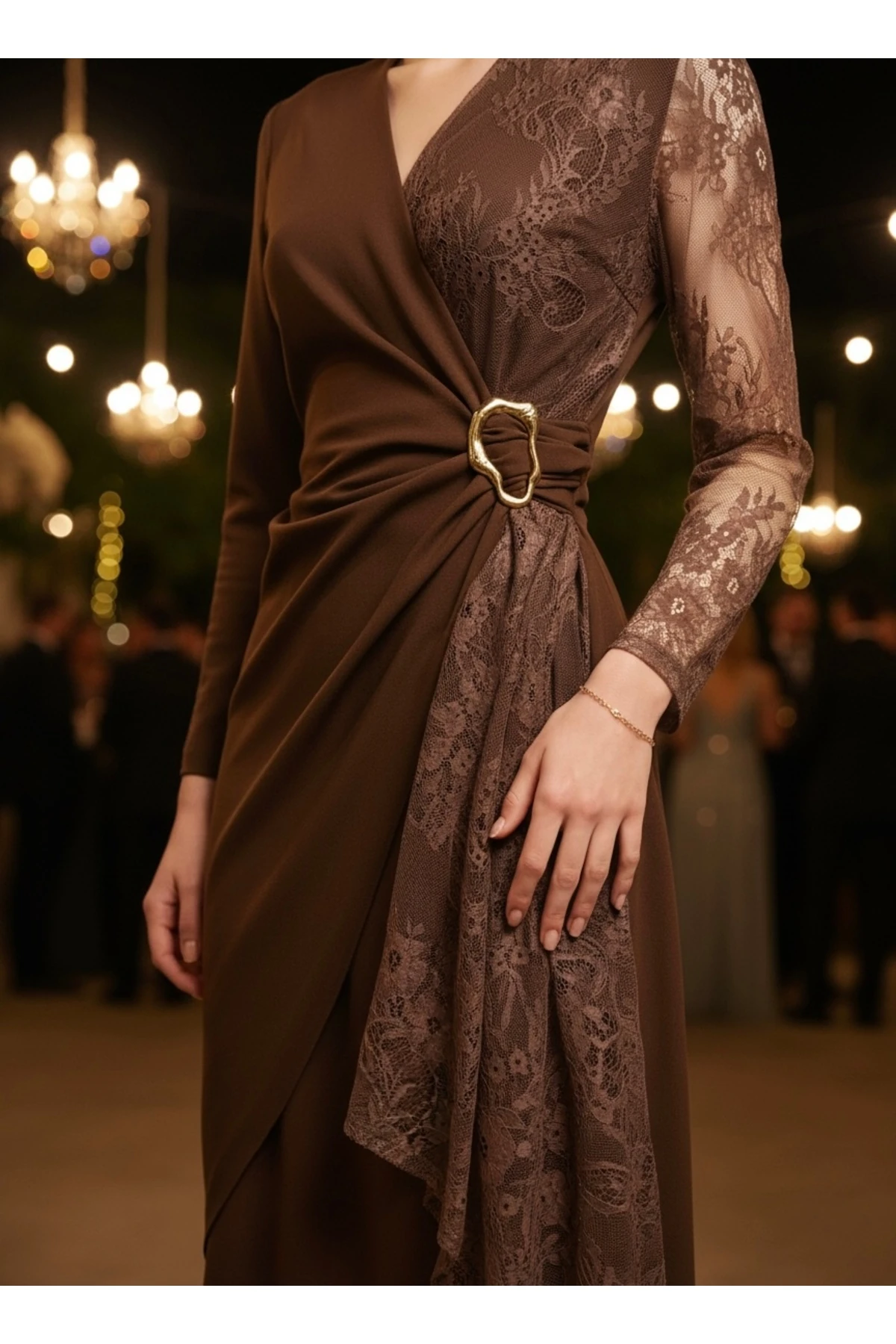 İthal Krep & Dantel Kumaş Toka Detaylı Astarlı Özel Tasarım Maxi Elbise - Kahverengi