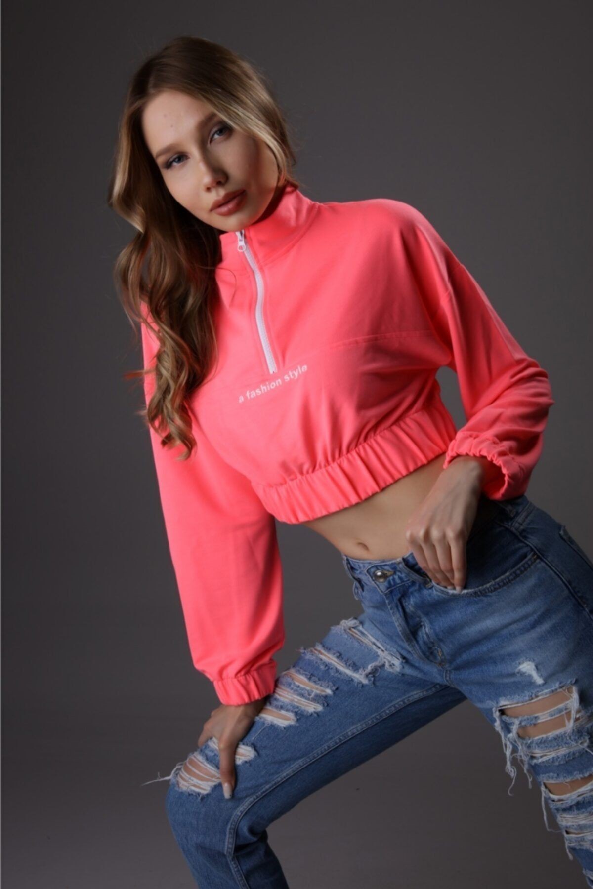 Neon Pembe Dik Yaka Sweatshirt Crop 2 Iplik Kumaş Ön Fermuar Bel Lastikli Nakış Detay Uzun Kollu