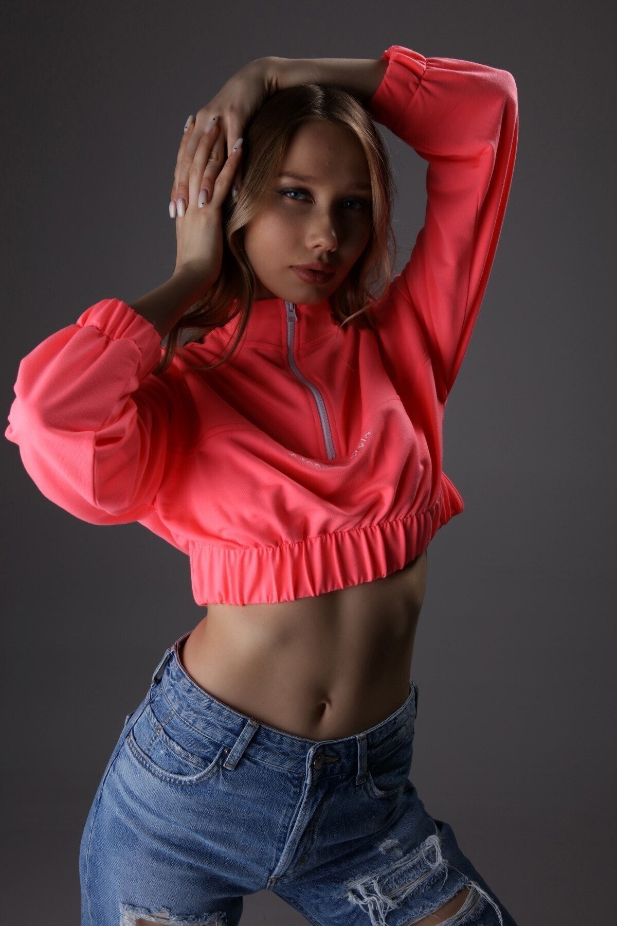 Neon Pembe Dik Yaka Sweatshirt Crop 2 Iplik Kumaş Ön Fermuar Bel Lastikli Nakış Detay Uzun Kollu