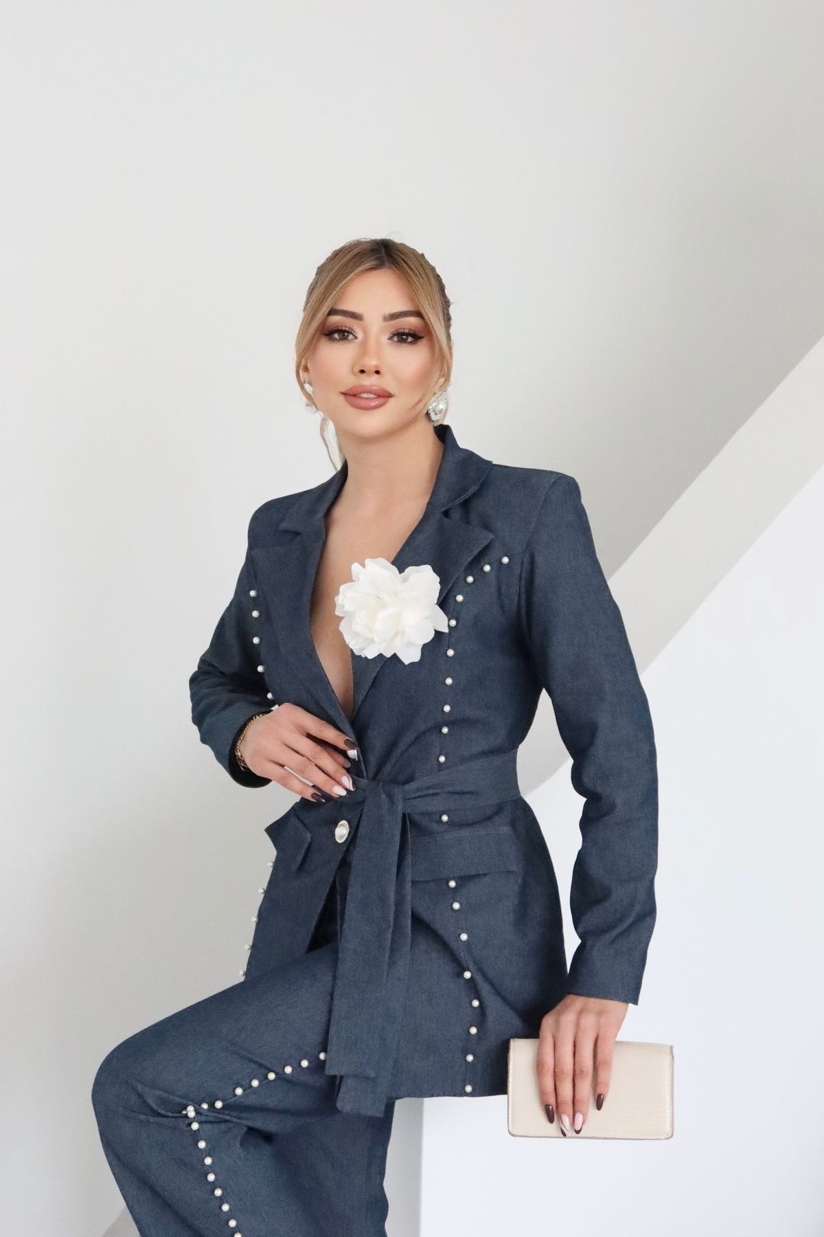 Kadın İthal Denim Kumaş İnci İşlemeli Kuşaklı Astarlı Gül Aksesuar Özel Tasarım Ceket Pantolon Takım - lacivert