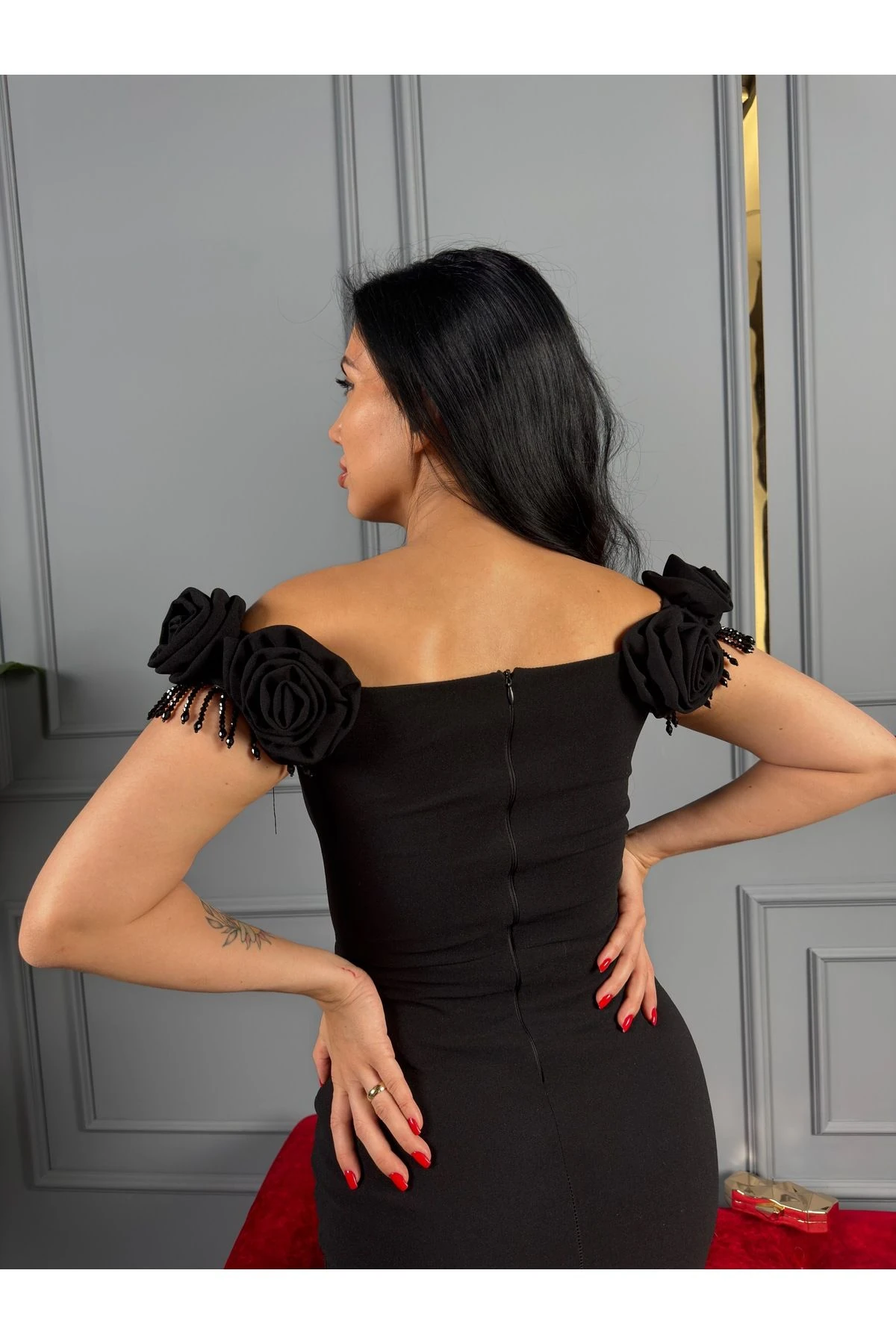 İthal Kumaştan Madonna Yaka Taş İşlemeli Gül Detaylı Astarlı Özel Tasarım Abiye Elbise