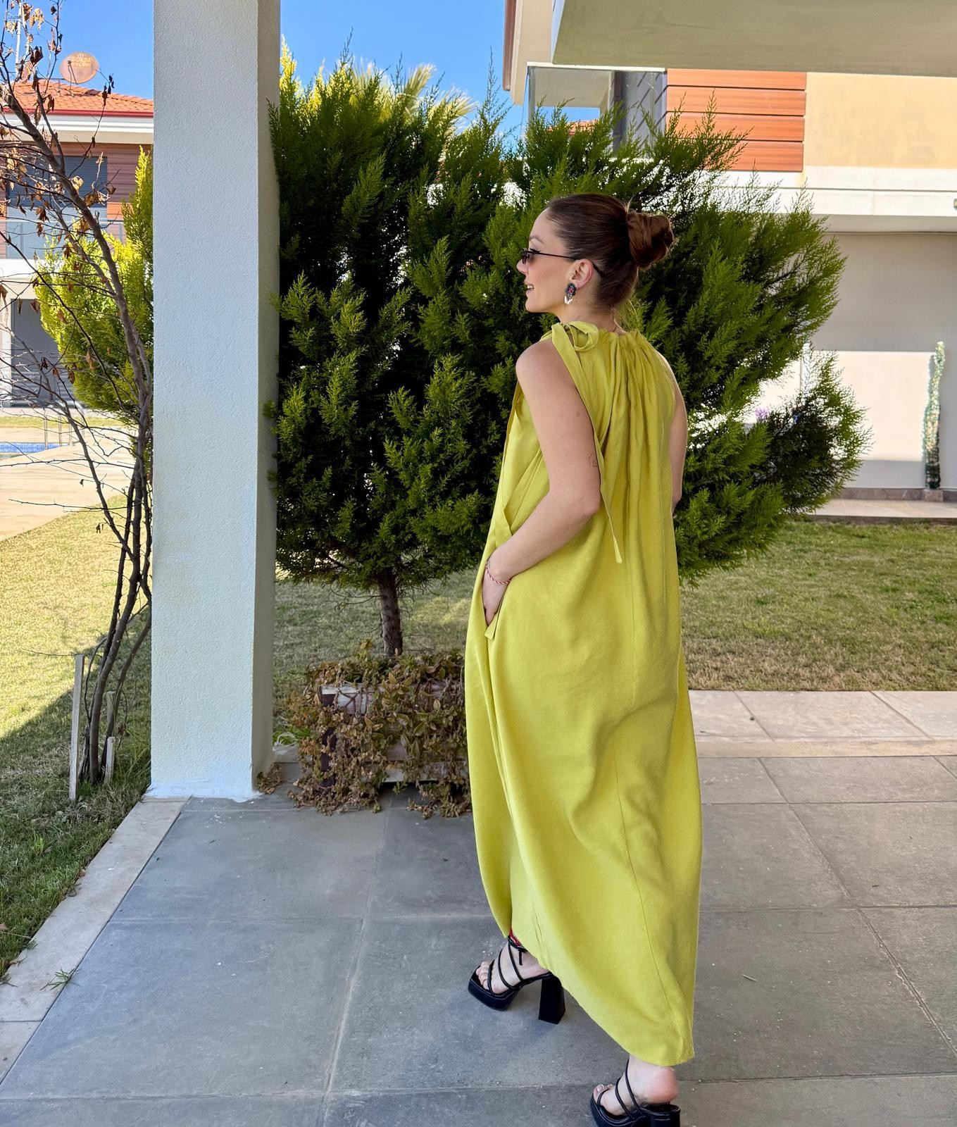 VAİLA HARDAL OMUZDAN BAĞLAMALI ELBİSE