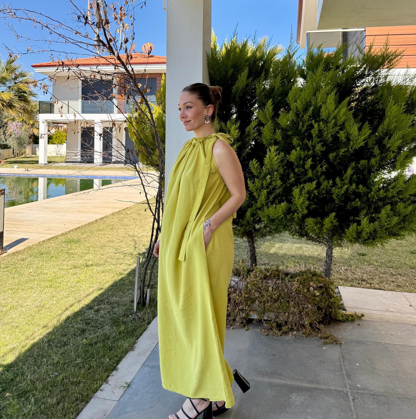 VAİLA HARDAL OMUZDAN BAĞLAMALI ELBİSE
