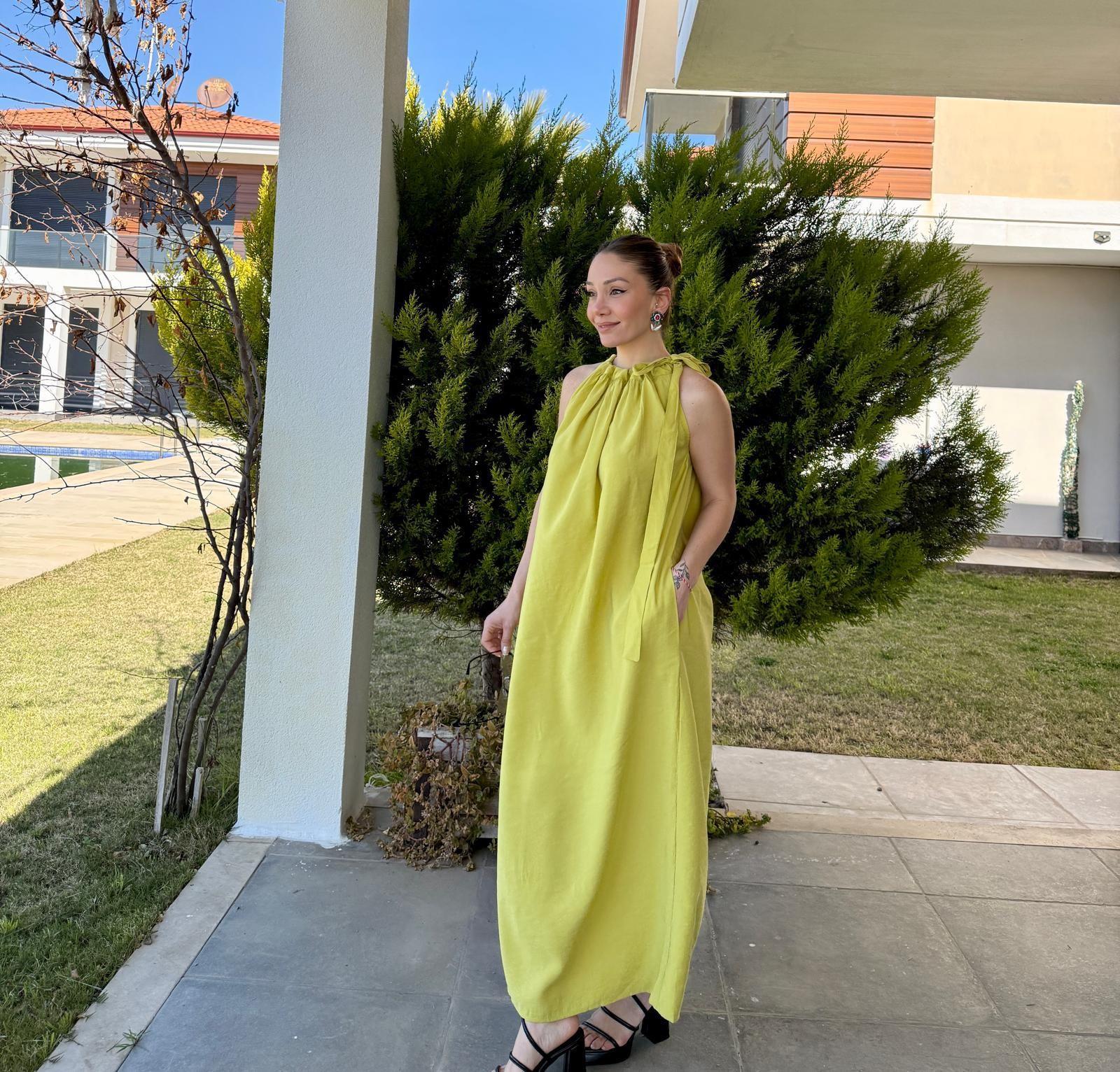 VAİLA HARDAL OMUZDAN BAĞLAMALI ELBİSE
