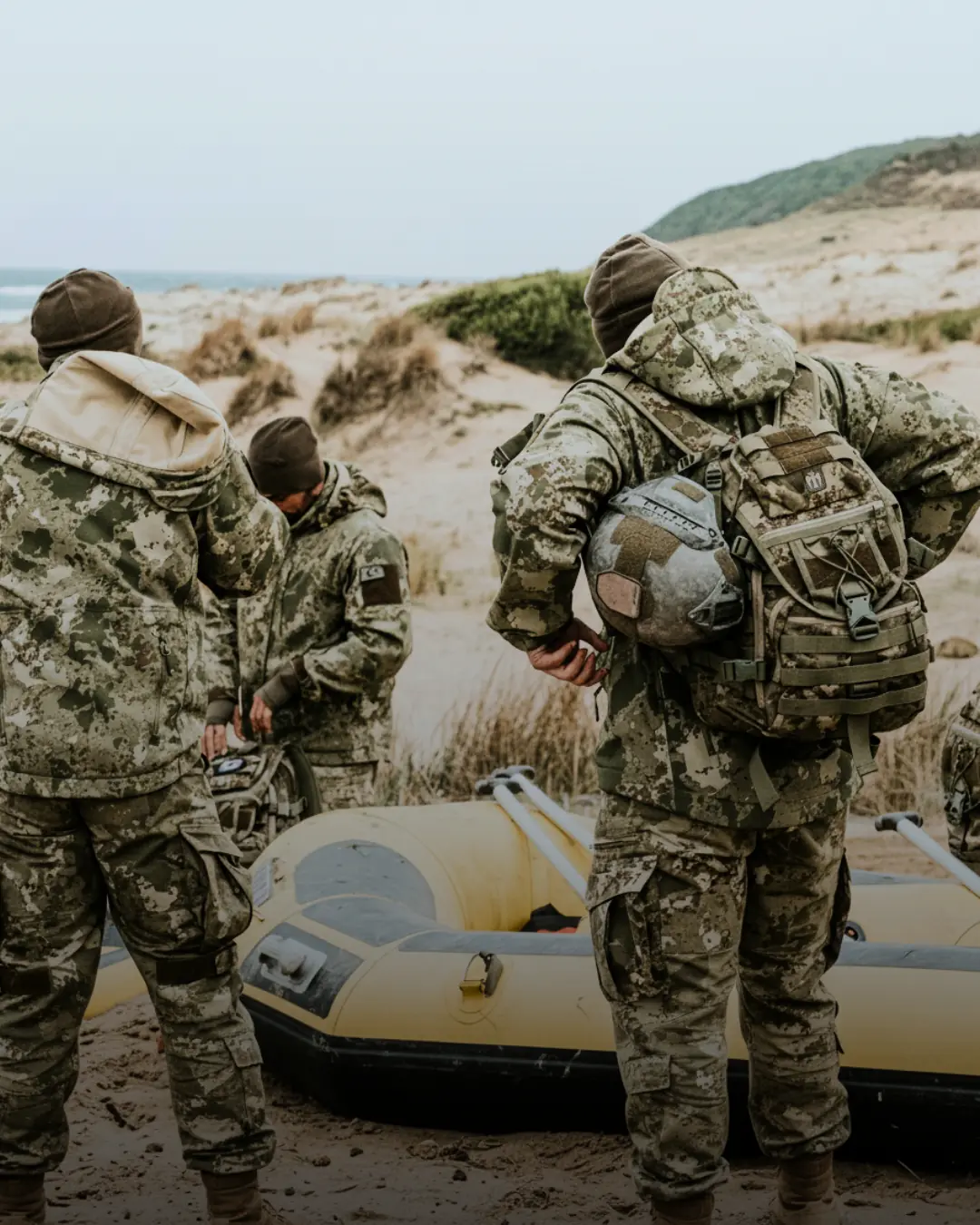 Taktik mont, dış koruma sağlar; polar ceket ise sıcaklığı ve hareket özgürlüğünü destekler.