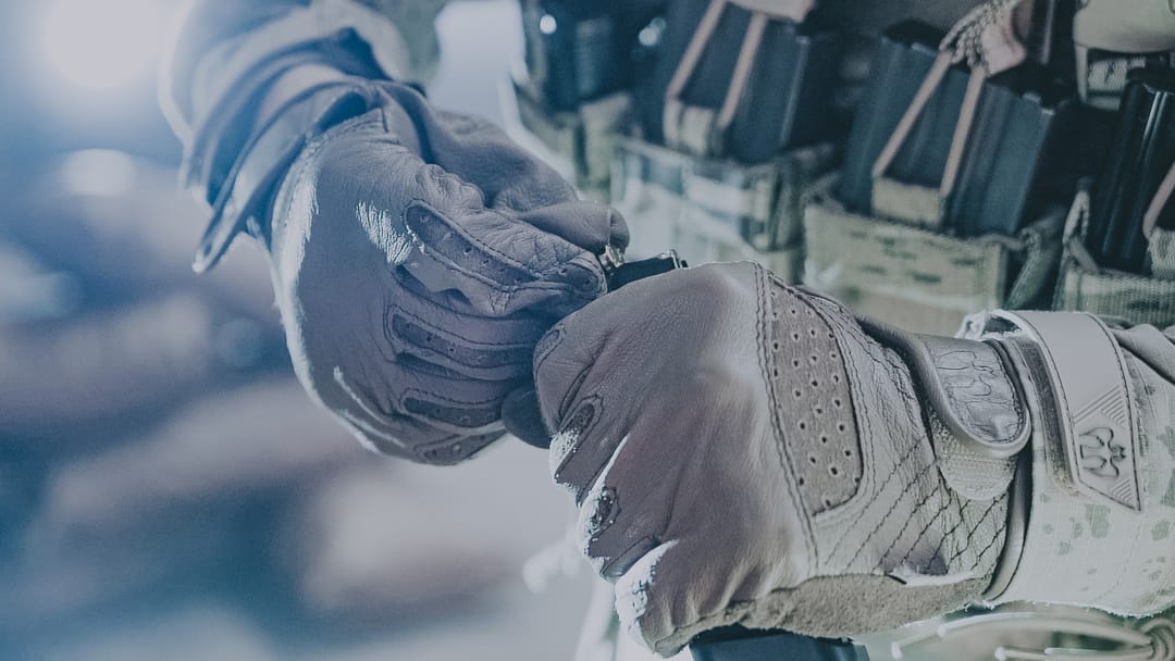 Görev öncesi hazırlık: saha koşullarına uygun taktik eldiven kullanımı.