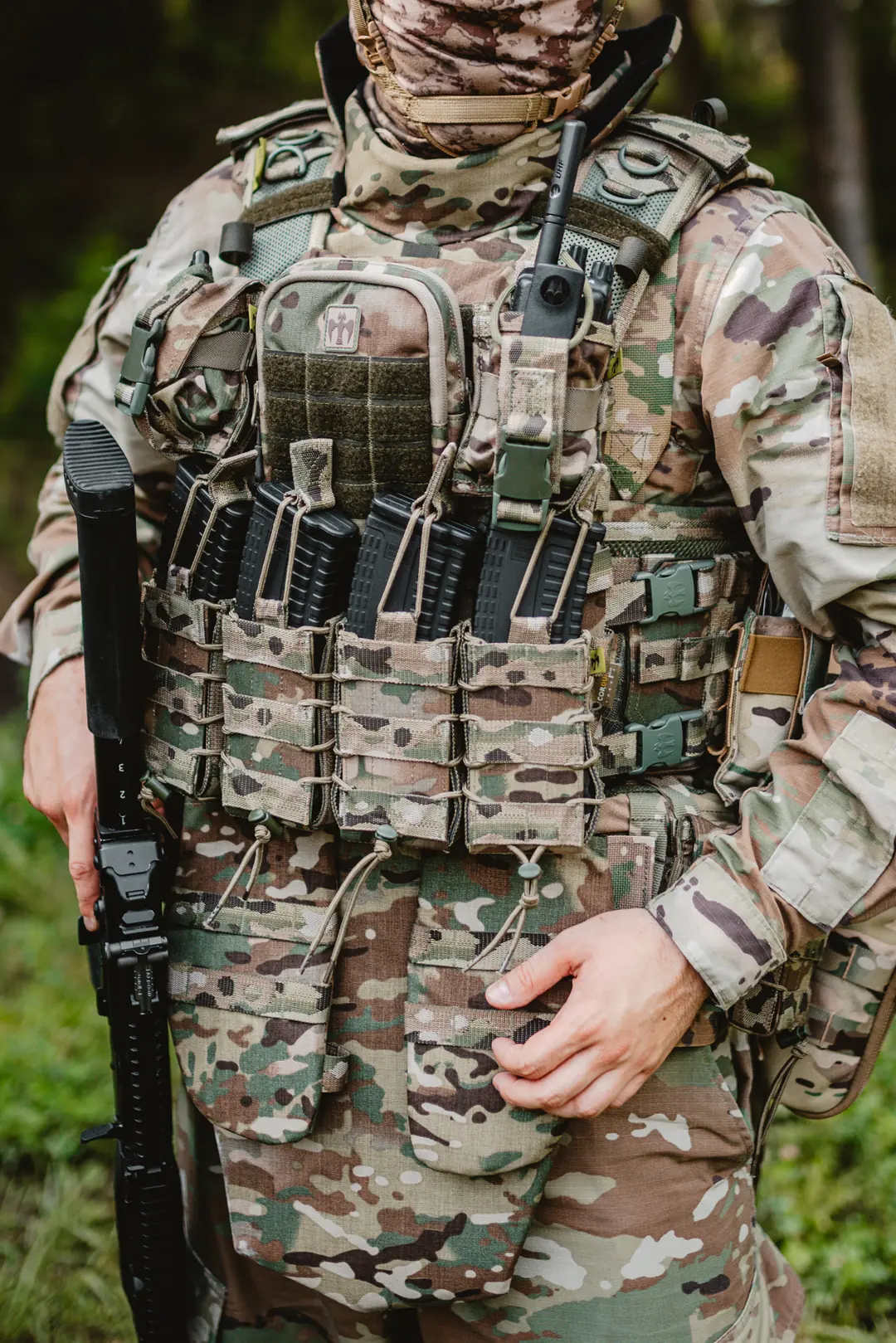 A vest adjusted to the scenario improves team cohesion and movement efficiency.