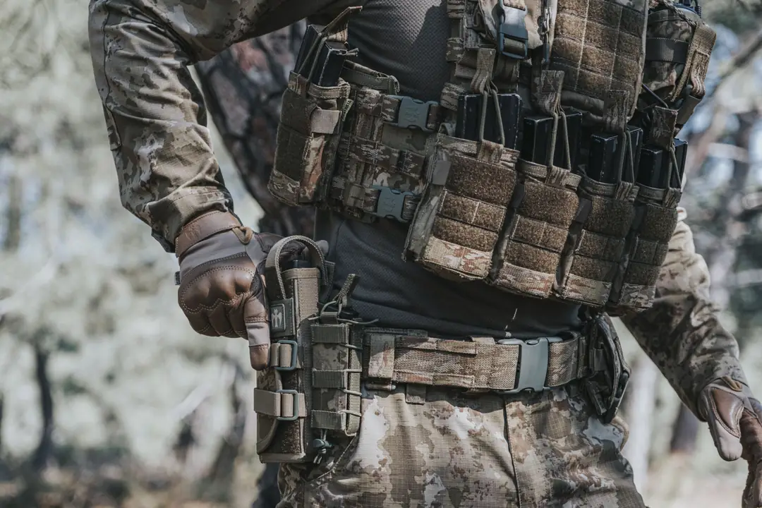 Modular organization on an assault vest directly affects control and mission rhythm during movement.