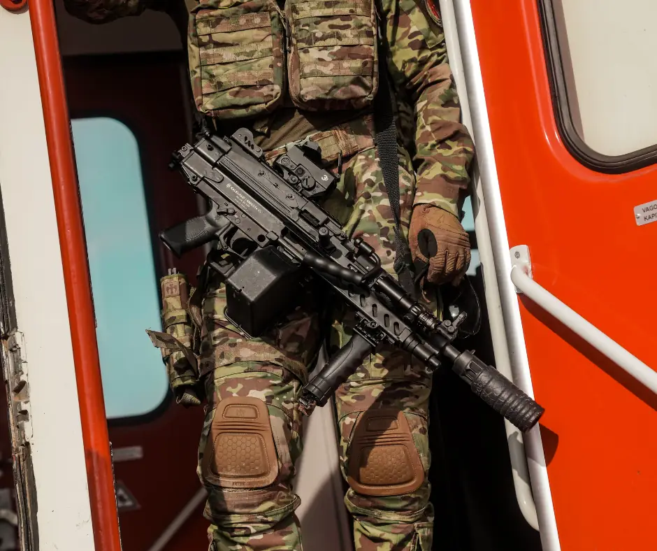 Taktik giyimde kumaş seçimi görev profiline göre yapılır.