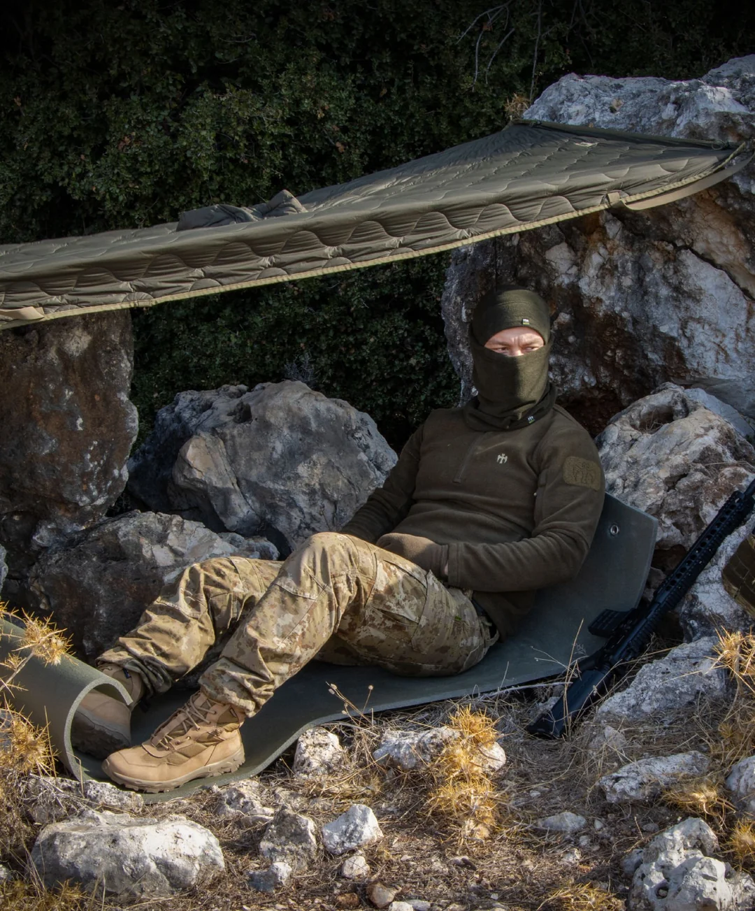 Dayanıklılık ve konforun birleştiği detaylar: Nylon Water Repellent dış katman, sahada uzun ömürlü koruma sağlar.