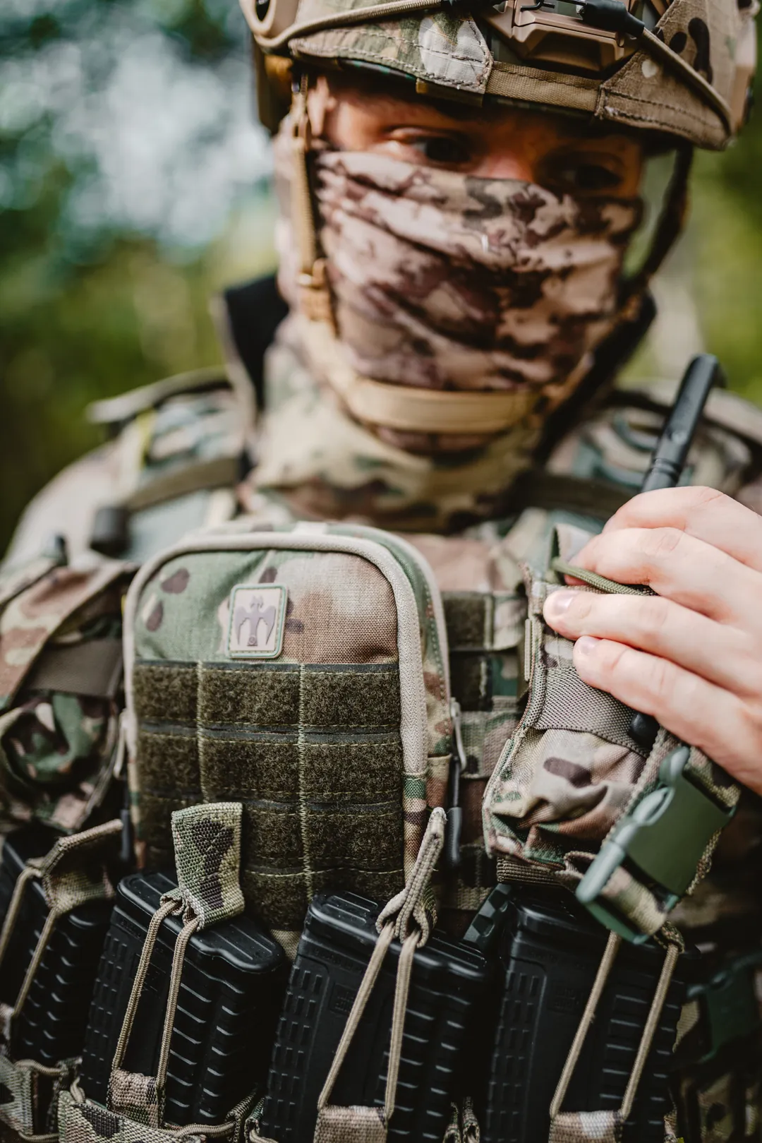 Modüler MOLLE/PALS sistemi, ekipmanın göreve göre düzenlenmesine olanak tanır.