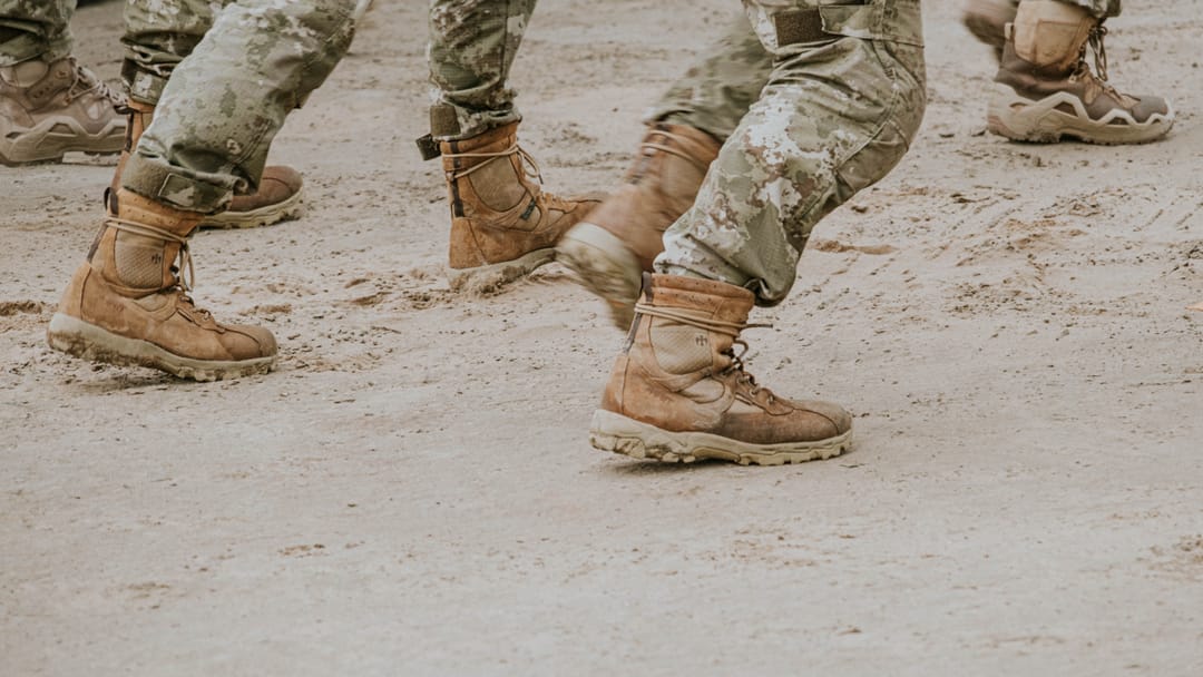 Kayalık ve çamurlu arazilerde güvenli adımlar: Derin dişli kauçuk taban, kaygan zeminlerde tutuş ve denge sağlar.