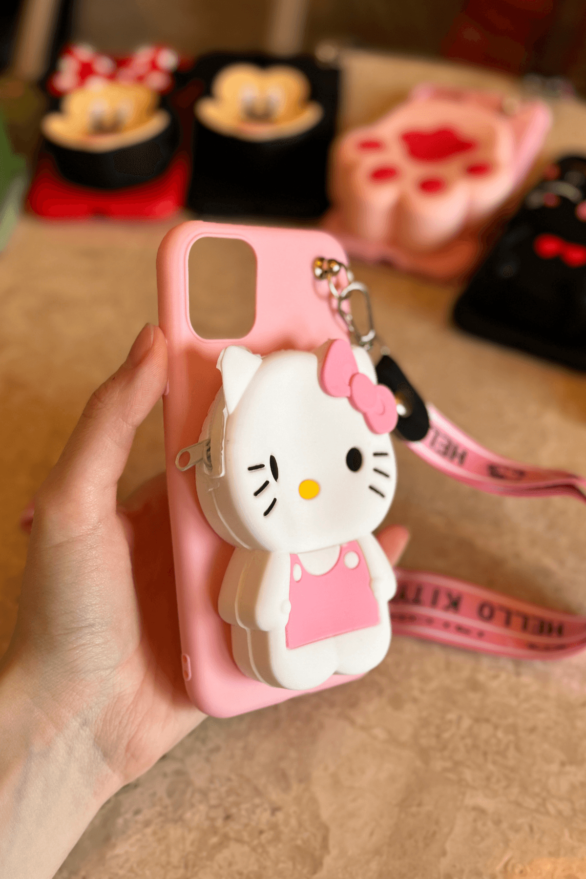 iPhone 13 Pro Max Uyumlu Emojili Askılı Çanta Kılıf Hello Kitty Figürlü Pembe