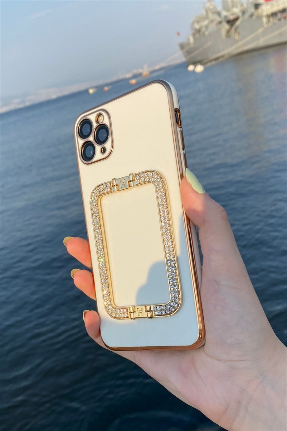 iPhone 11 Pro Max Uyumlu Taşlı Elcekli Kamera Korumalı Çanta Kılıf Beyaz