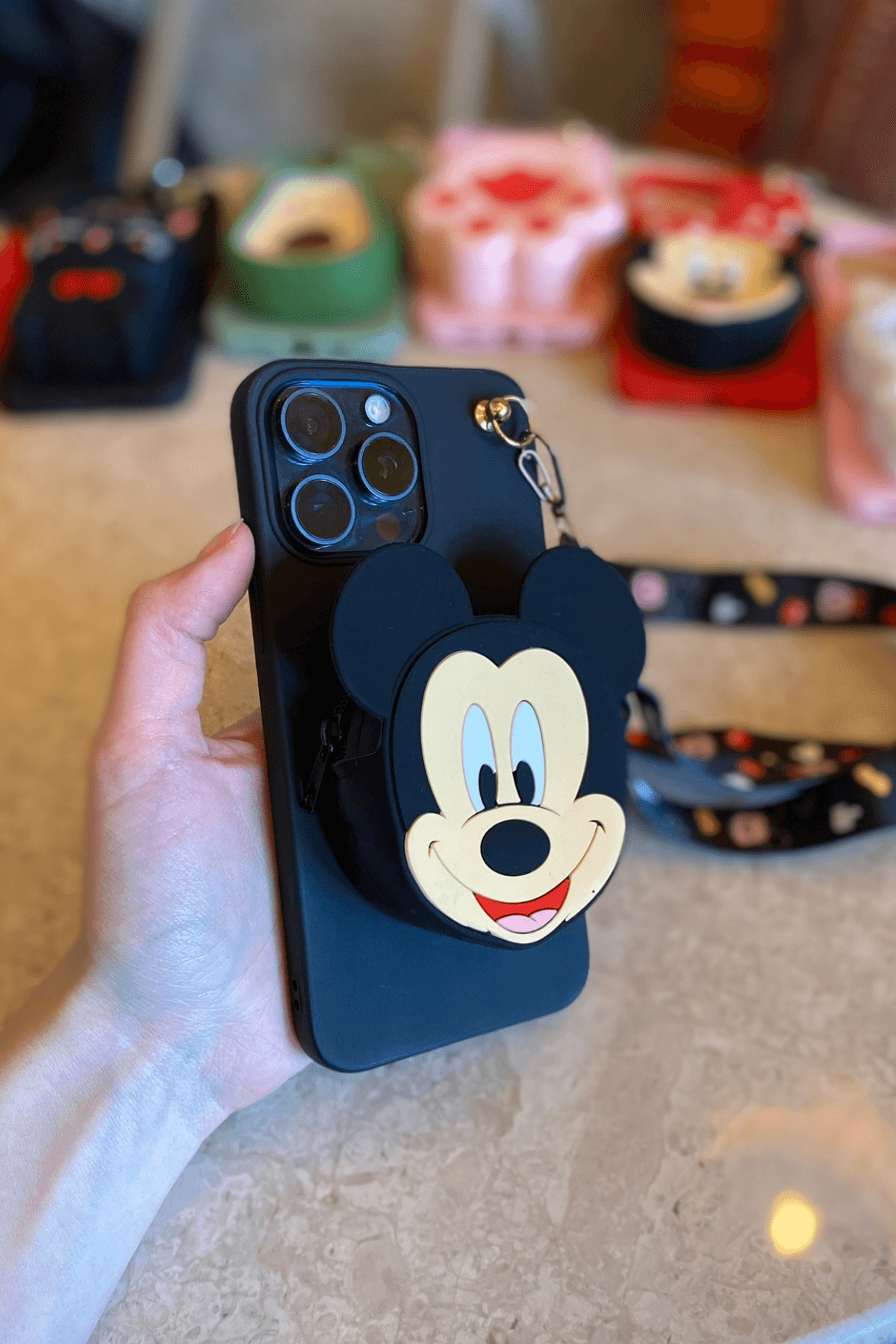 iPhone 13 Pro Max Uyumlu Emojili Askılı Çanta Kılıf Mickey Figürlü Siyah