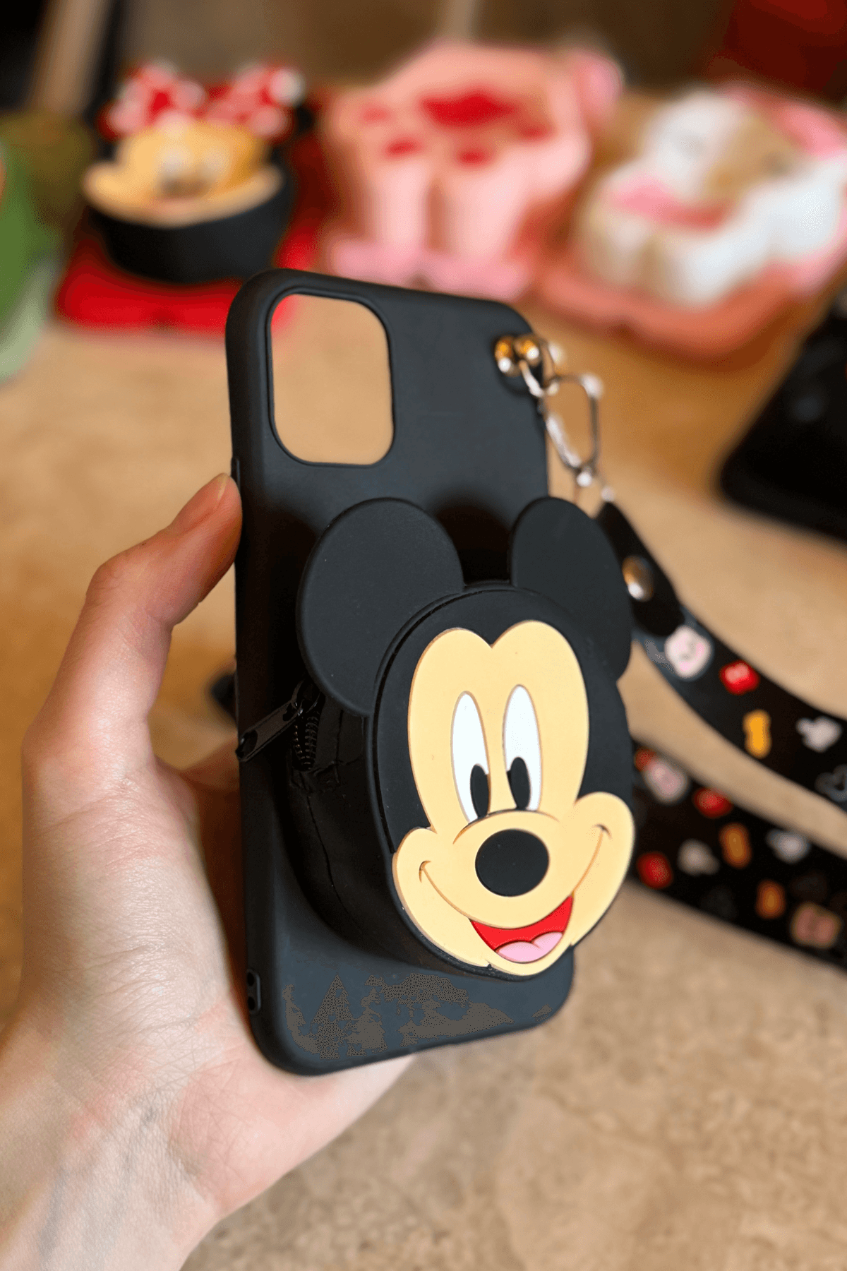 iPhone 12 Uyumlu Emojili Askılı Çanta Kılıf Mickey Figürlü Siyah