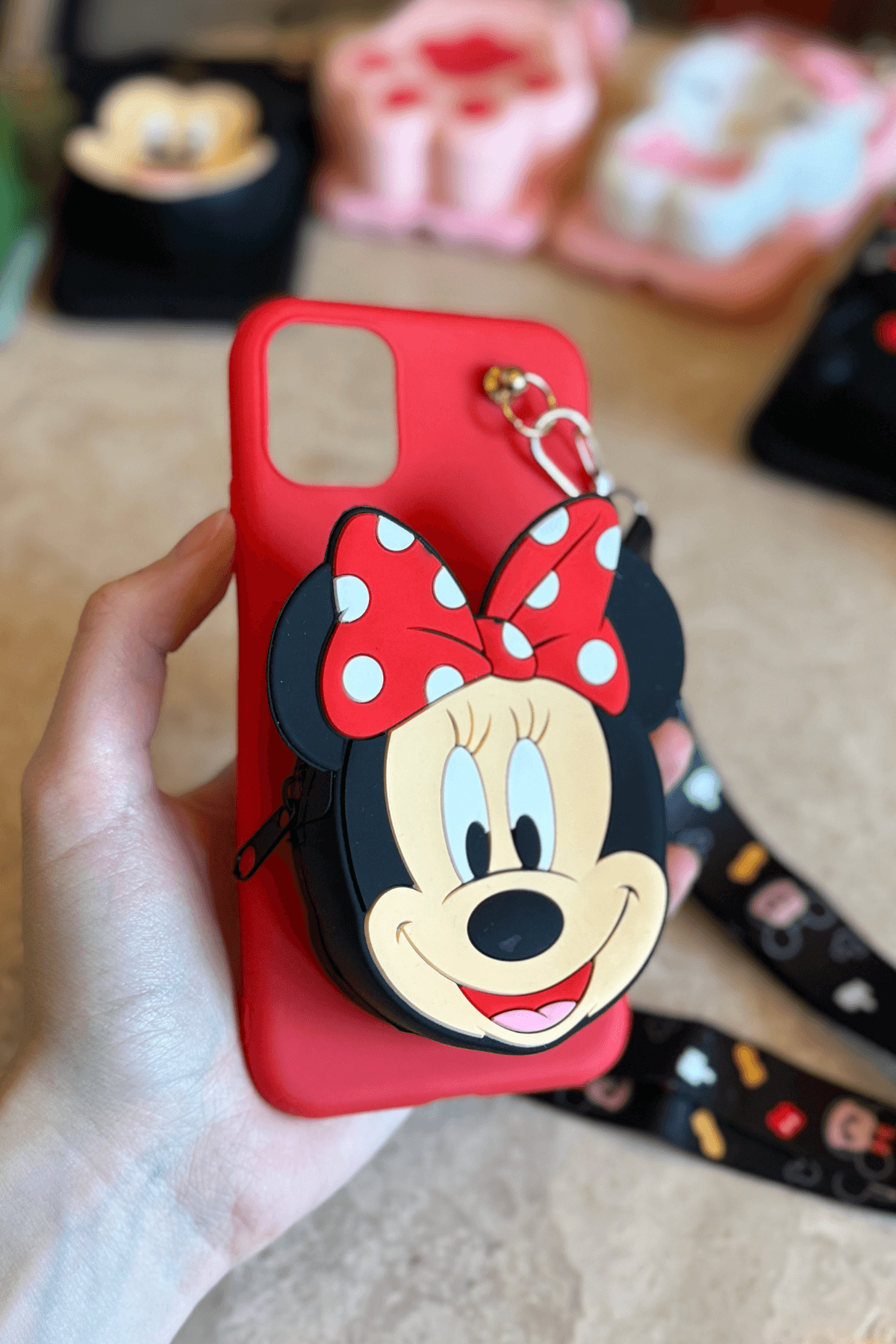 iPhone 12 Uyumlu Emojili Askılı Çanta Kılıf Mickey Figürlü Kırmızı