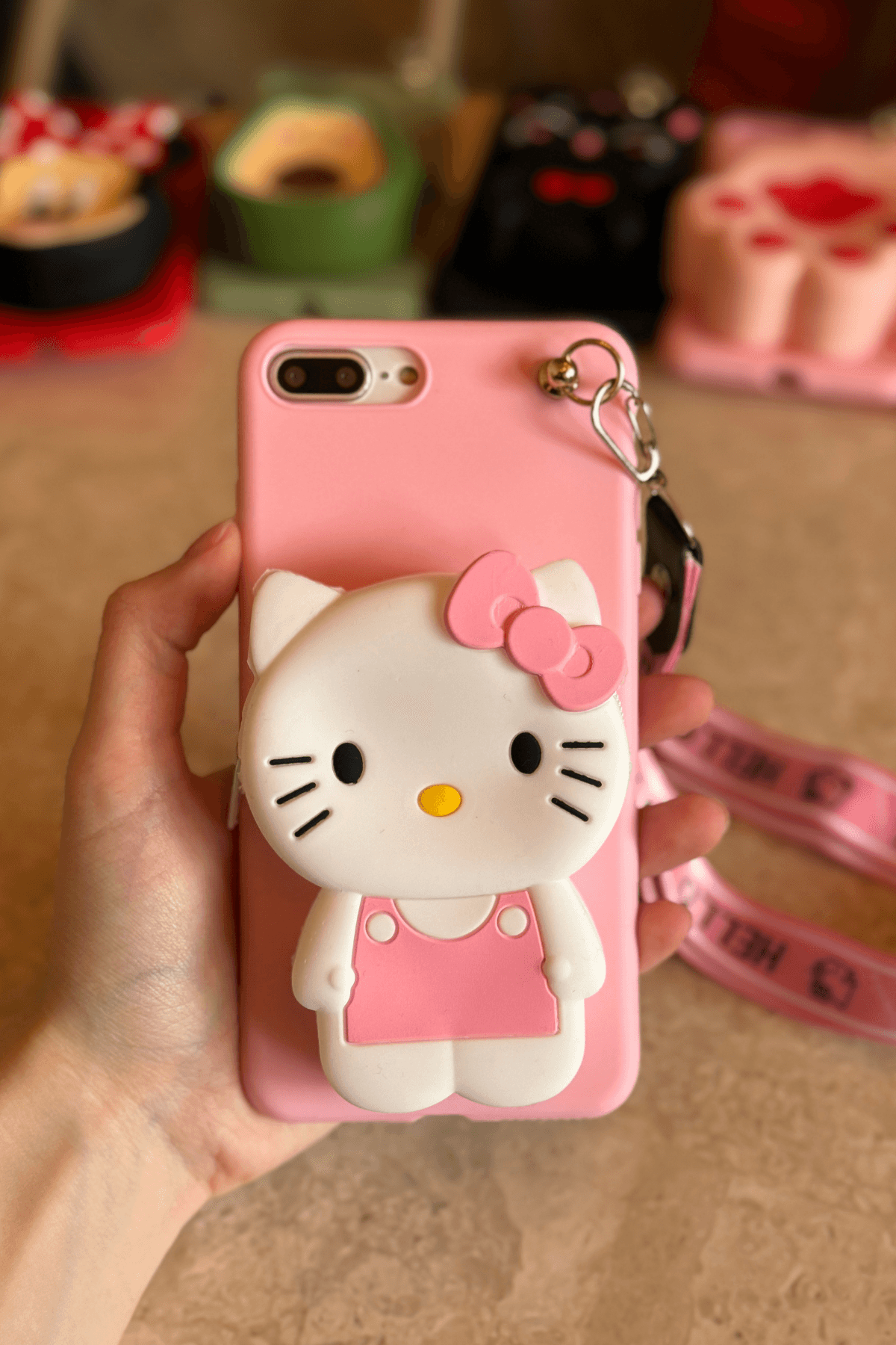 iPhone 7 Plus / 8 Plus Uyumlu Emojili Askılı Çanta Kılıf Hello Kitty Figürlü Pembe