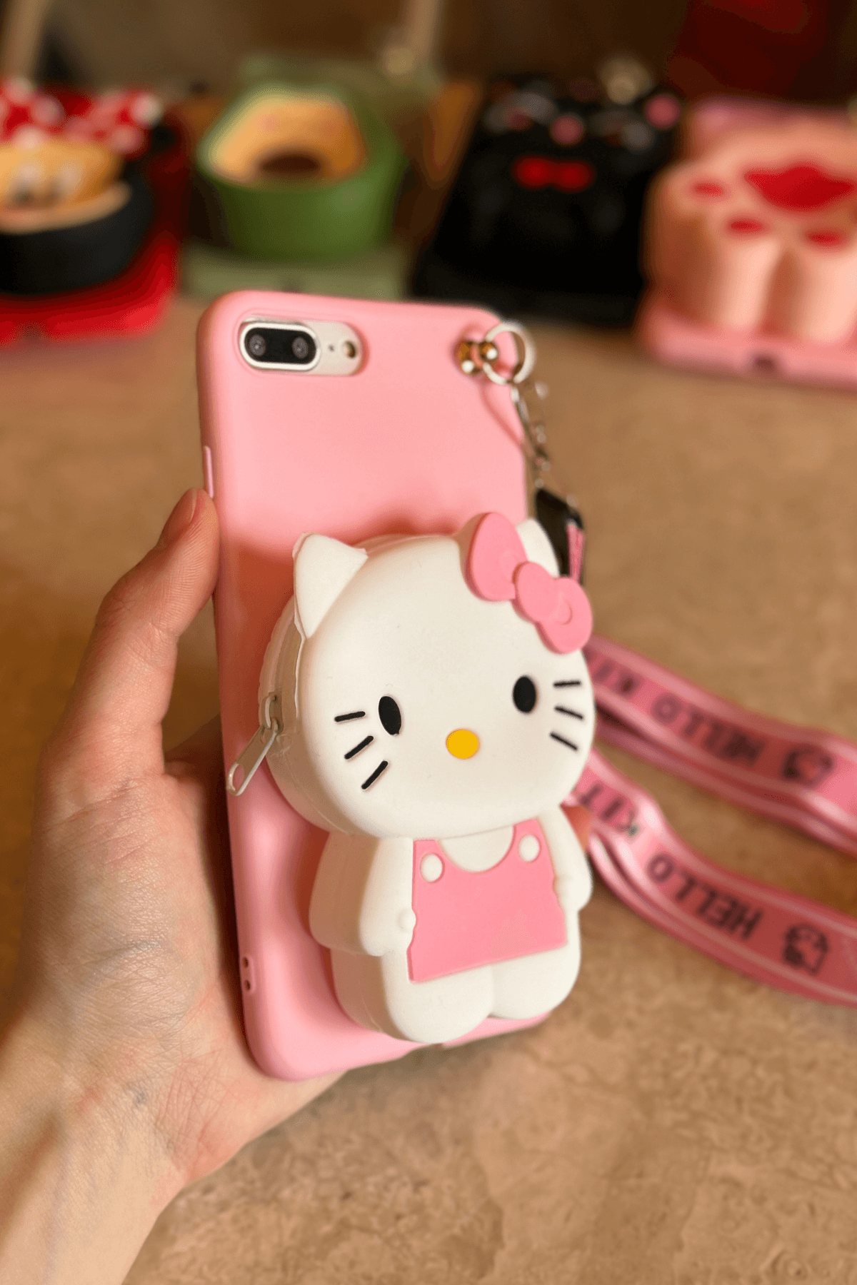 iPhone 7 Plus / 8 Plus Uyumlu Emojili Askılı Çanta Kılıf Hello Kitty Figürlü Pembe