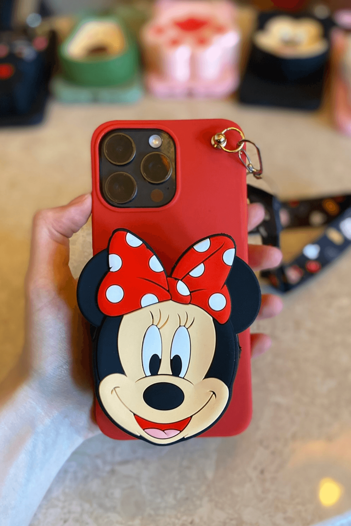 iPhone 14 Pro Uyumlu Emojili Askılı Çanta Kılıf Mickey Figürlü Kırmızı