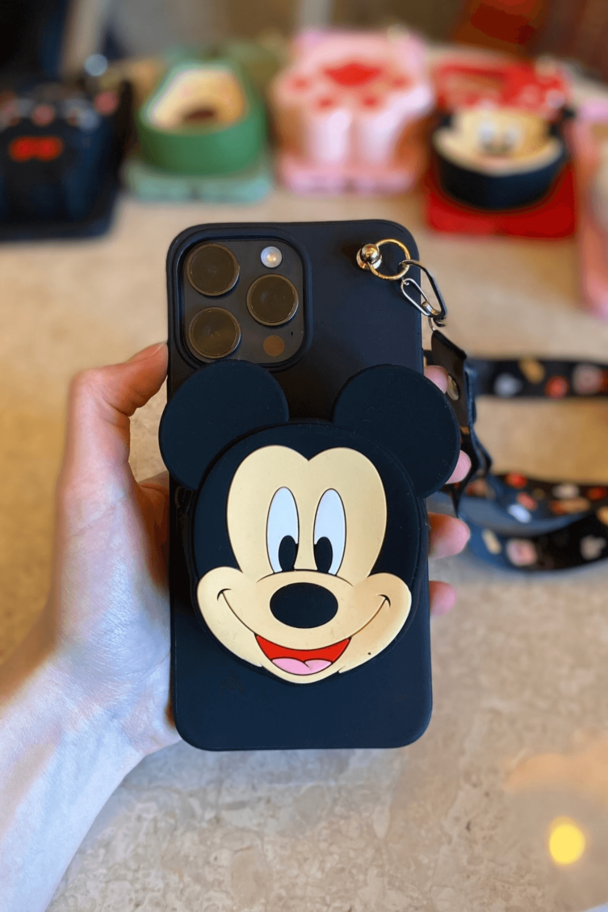 iPhone 14 Pro Max Uyumlu Emojili Askılı Çanta Kılıf Mickey Figürlü Siyah