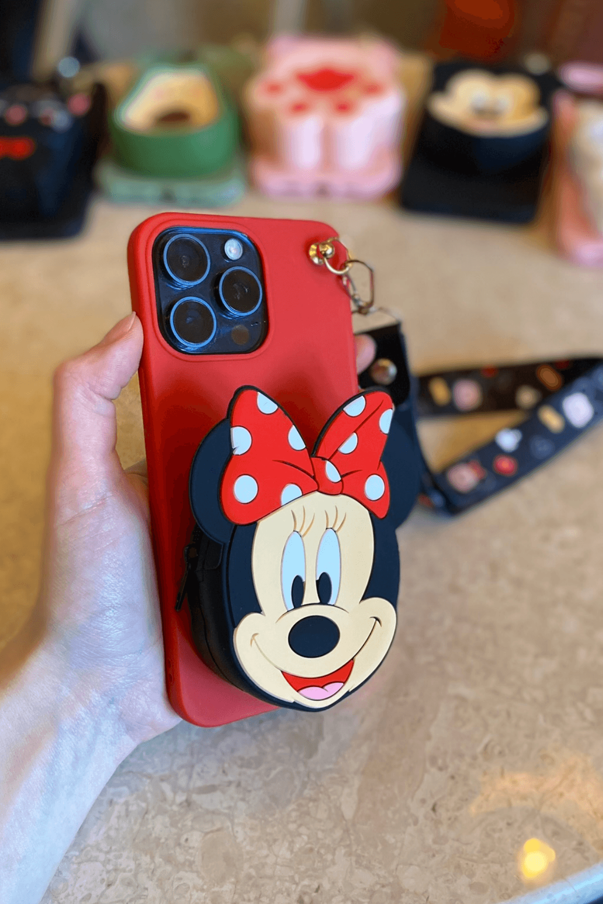 iPhone 11 Pro Max Uyumlu Emojili Askılı Çanta Kılıf Mickey Figürlü Kırmızı