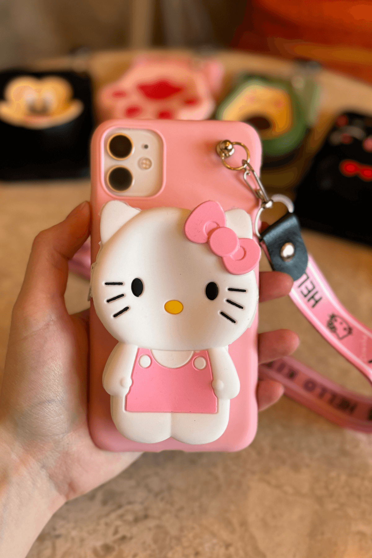 iPhone 11 Uyumlu Emojili Askılı Çanta Kılıf Hello Kitty Figürlü Pembe