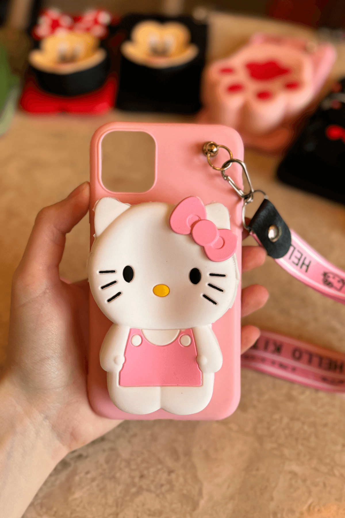 iPhone 13 Uyumlu Emojili Askılı Çanta Kılıf Hello Kitty Figürlü Pembe