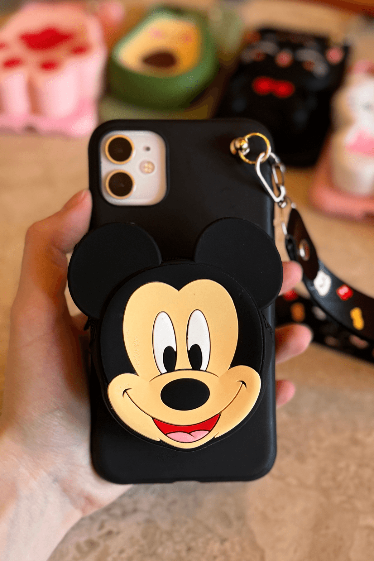 iPhone 12 Uyumlu Emojili Askılı Çanta Kılıf Mickey Figürlü Siyah