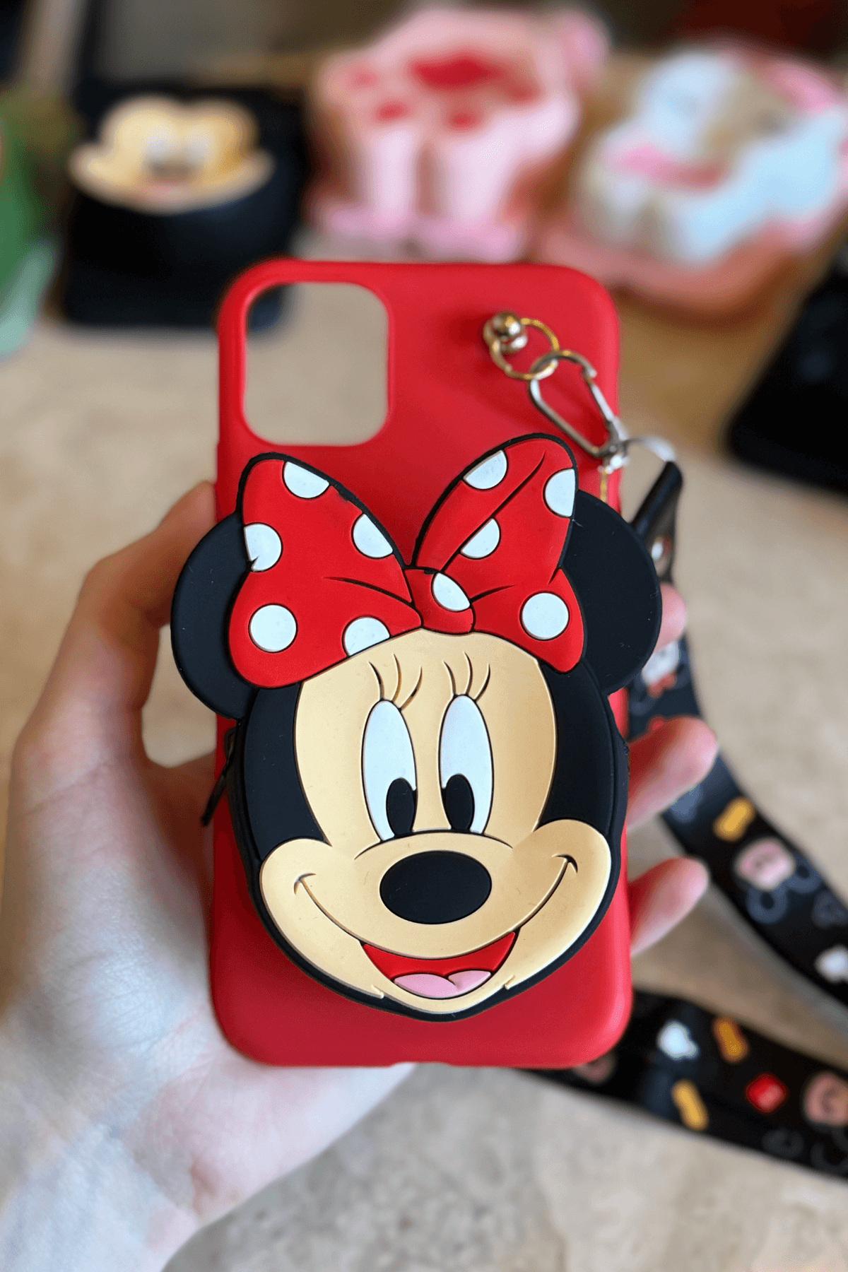 iPhone 13 Uyumlu Emojili Askılı Çanta Kılıf Mickey Figürlü Kırmızı