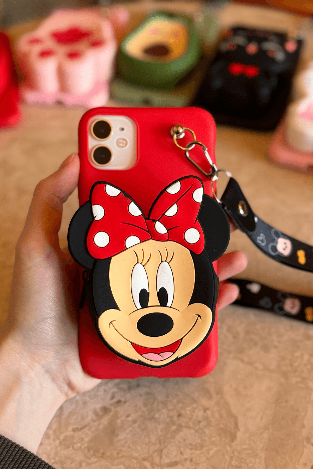 iPhone 11 Uyumlu Emojili Askılı Çanta Kılıf Mickey Figürlü Kırmızı