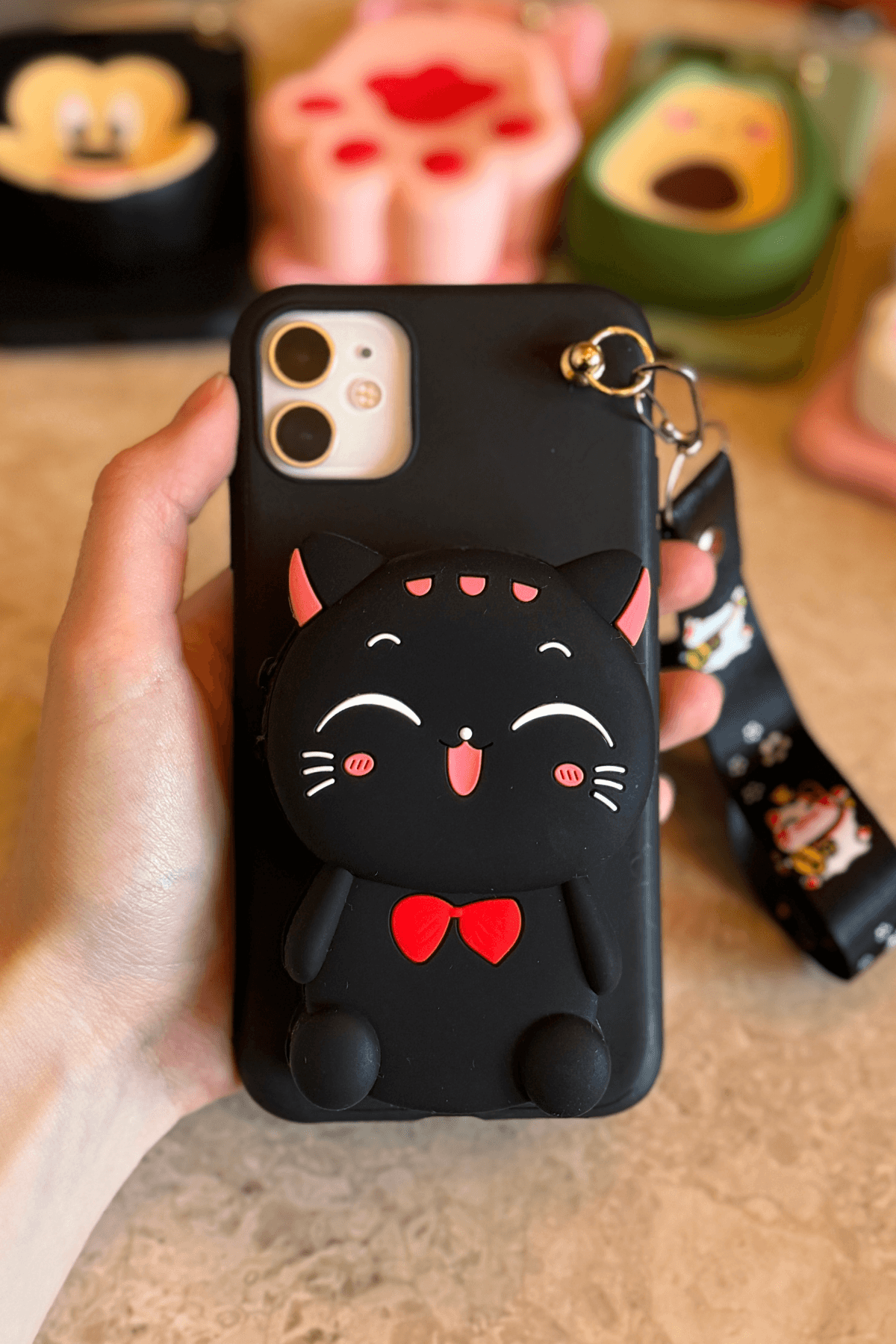 iPhone 11 Uyumlu Emojili Askılı Çanta Kılıf Kedi Figürlü Siyah