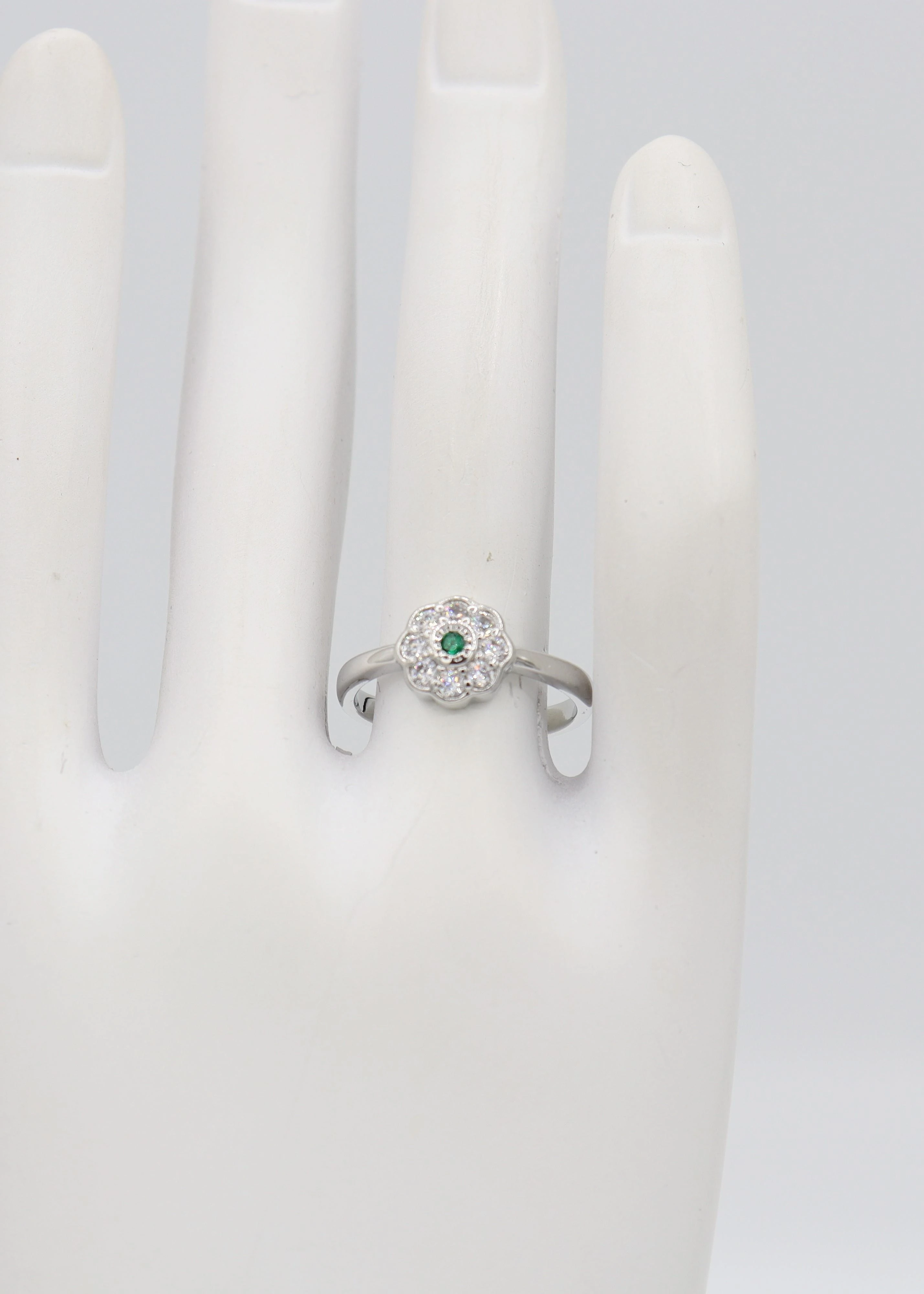 illys Silver Yeşil ve Beyaz Zirkon Taş Detay Küçük Çiçek Figür Ayarlanabilir Yüzük