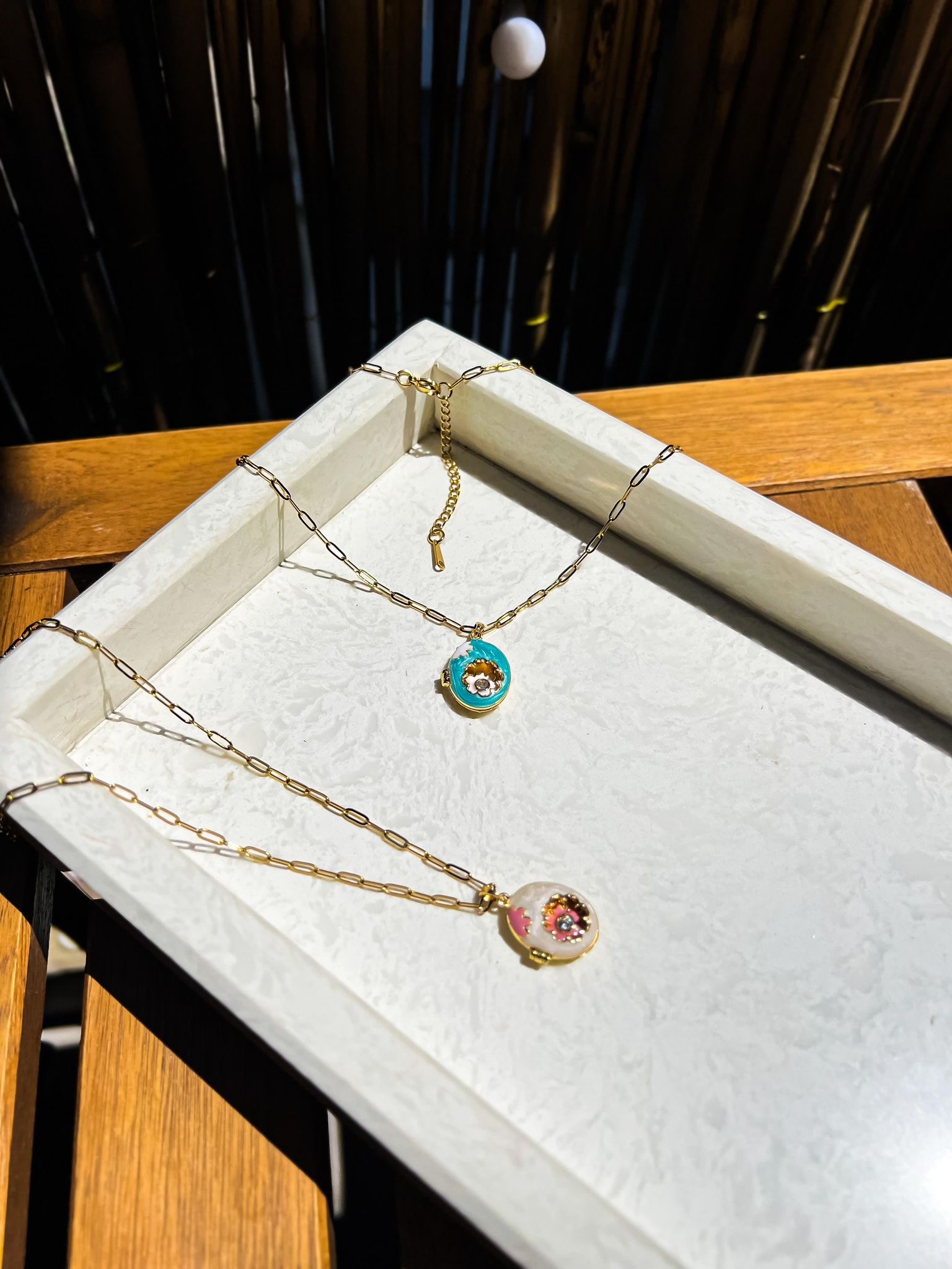 illys Gold Zincir Beyaz Mineli Pembe Çiçek Figür Çelik Madalyon Kolye