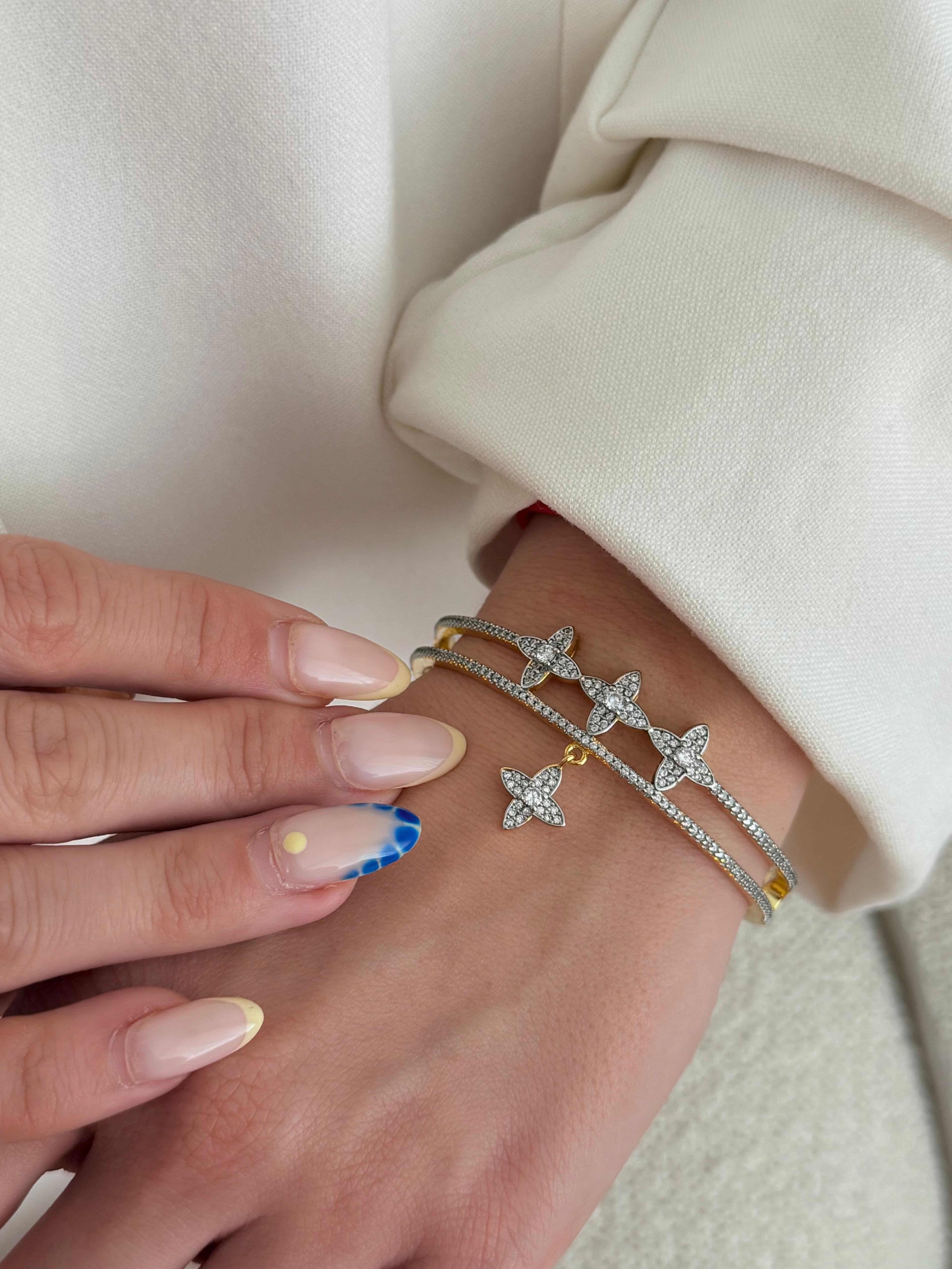illys Gold Silver Zirkon Taş Detaylı Yonca Cleef Model Arka Kısmı Açık Bilezik