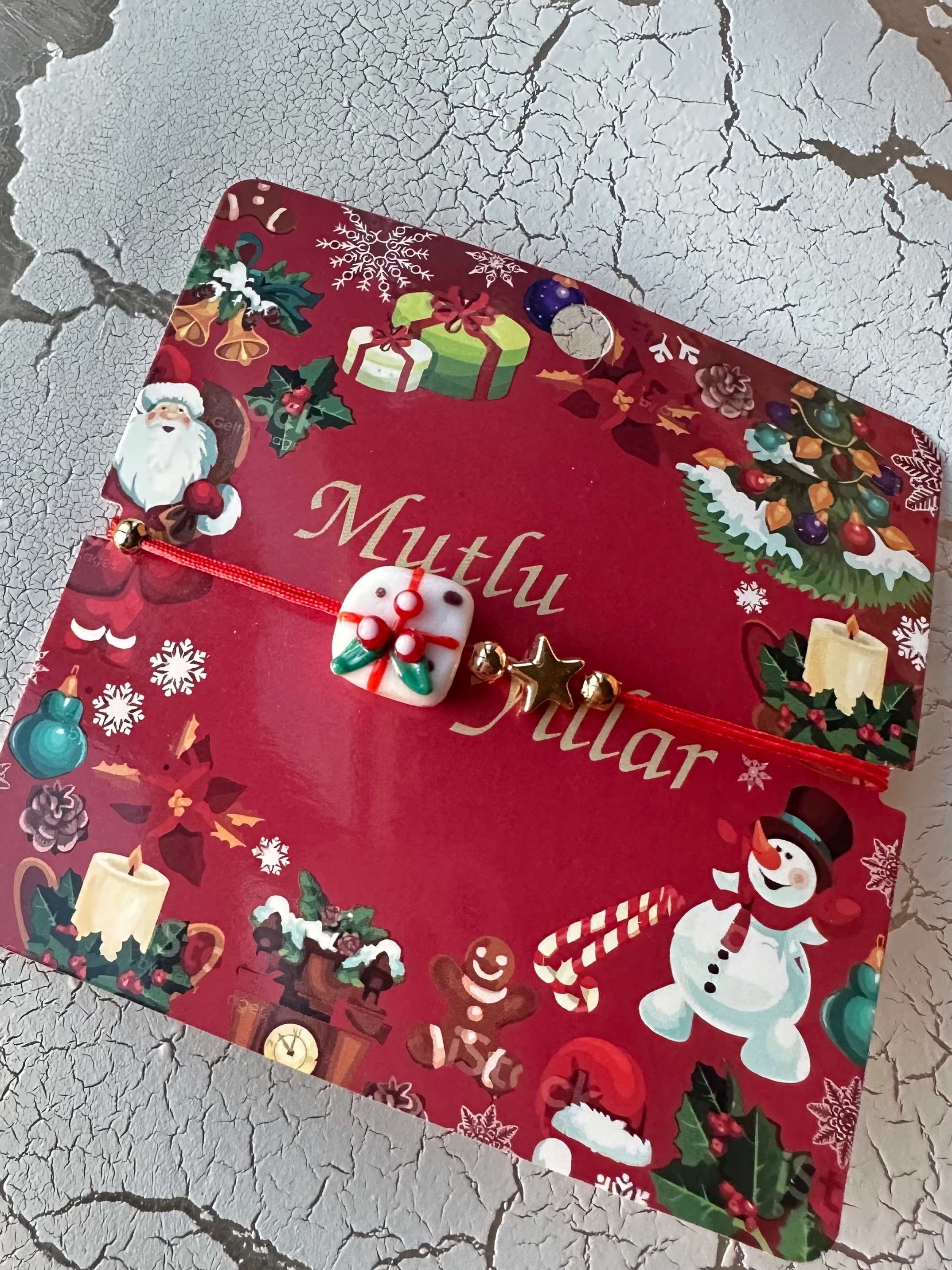 illys Beyaz Cam Hediye Paketi Figür Kırmızı İp Yılbaşı Bilekliği