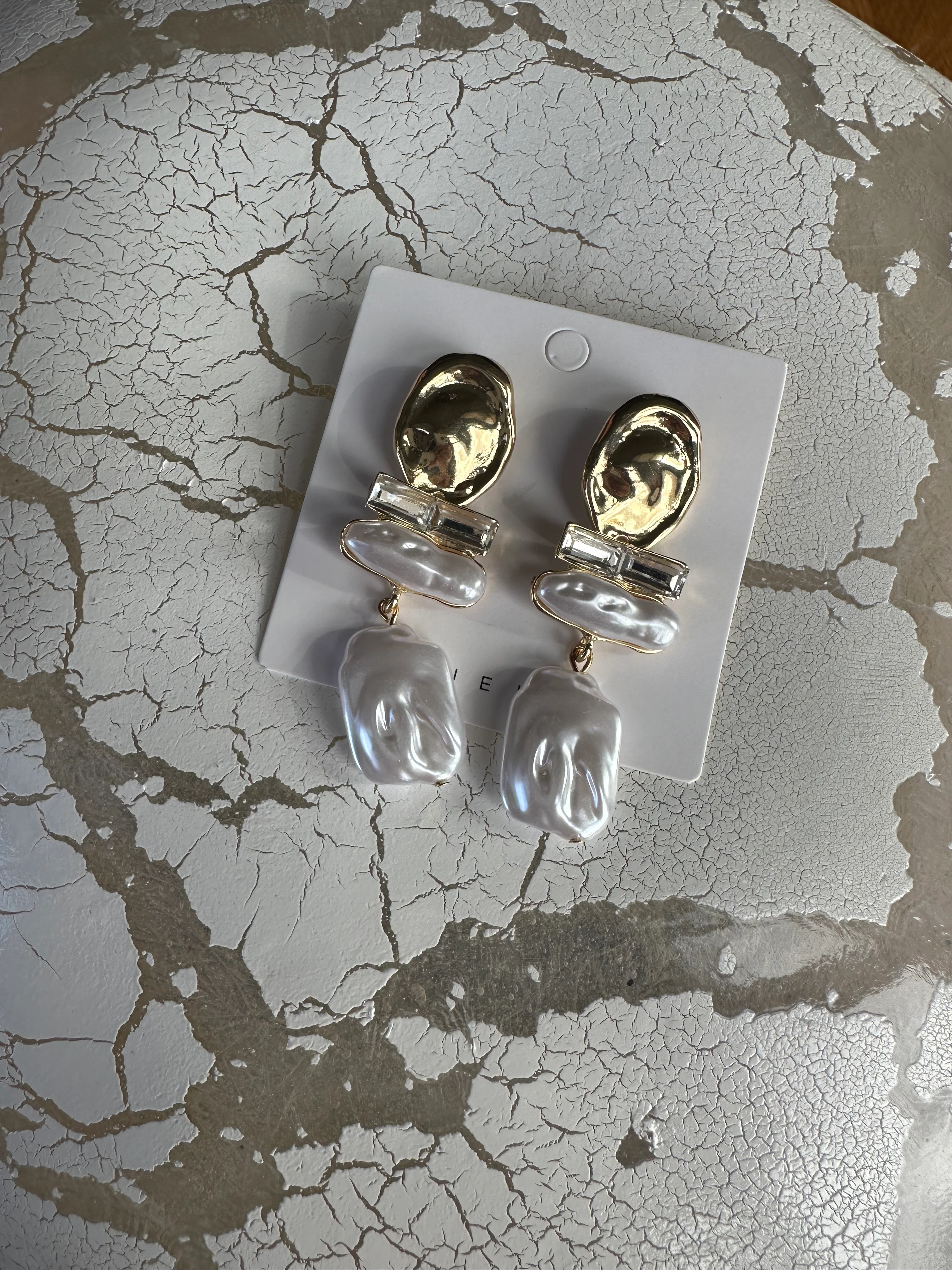 İllys Gold Beyaz Sedefli Büyük Sallantılı Küpe