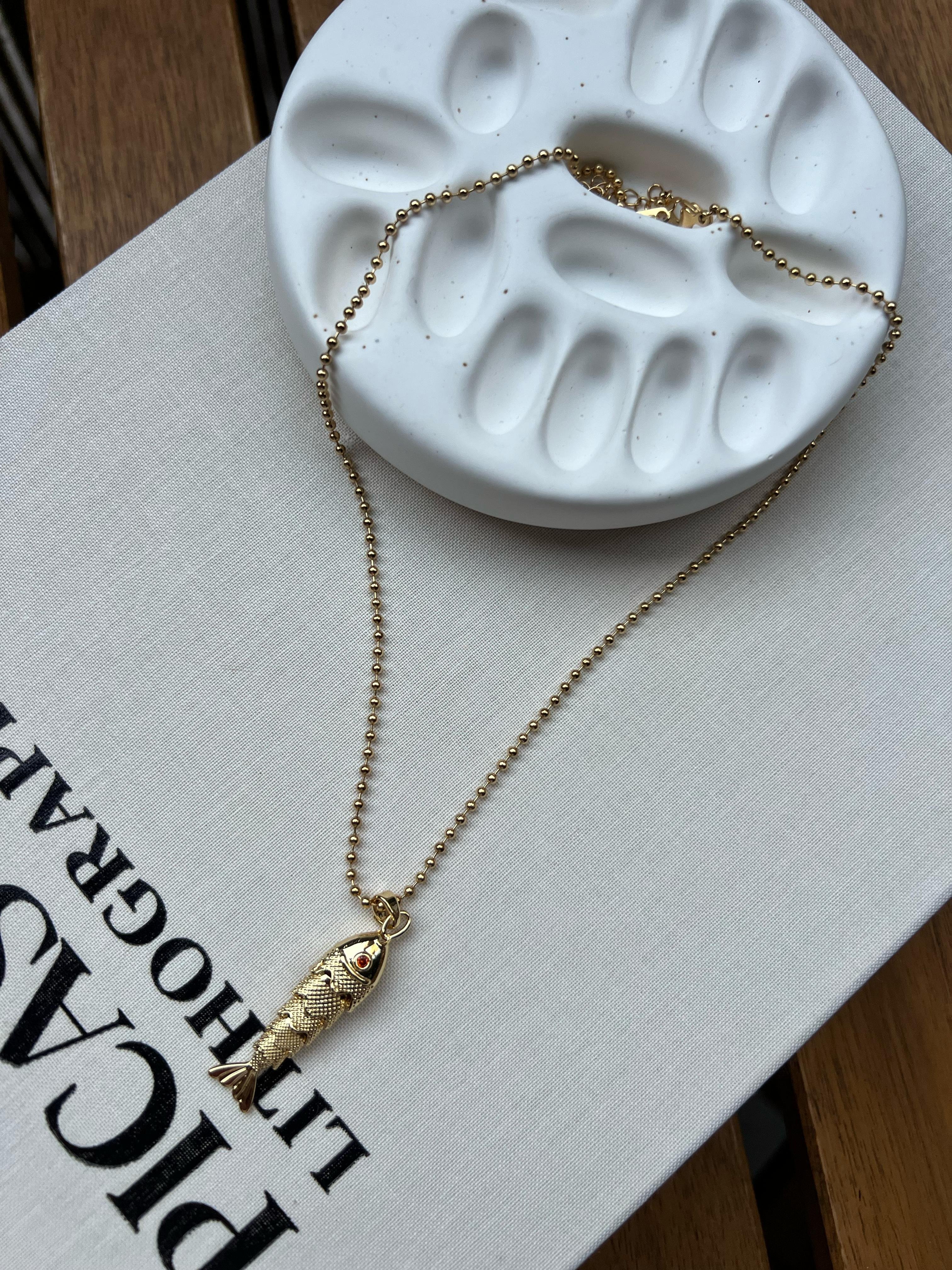 illys Gold Küçük Kırmızı Göz Detaylı Mini Balık Çelik Kolye