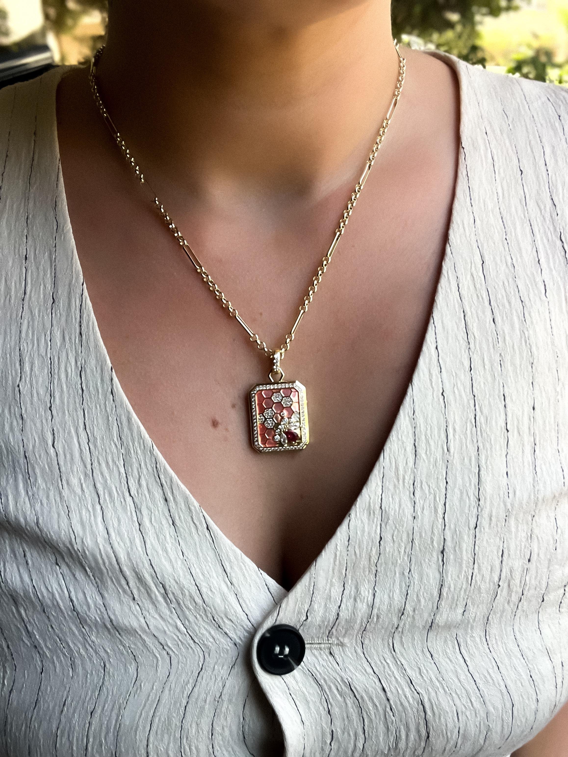 illys Gold Topçuk Zincir Açık Pembe Petek Görünüm Madalyon Uçlu Kolye