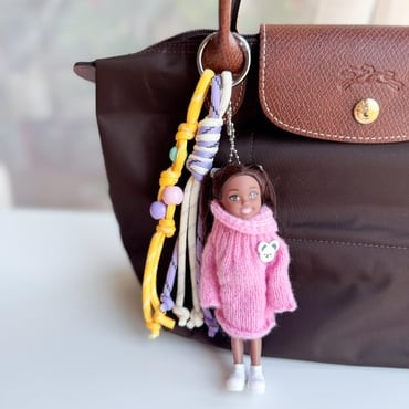 illys Pembe Kazaklı Sarı Lila Krem İp Detaylı Kız Figür Çanta Aksesuarı