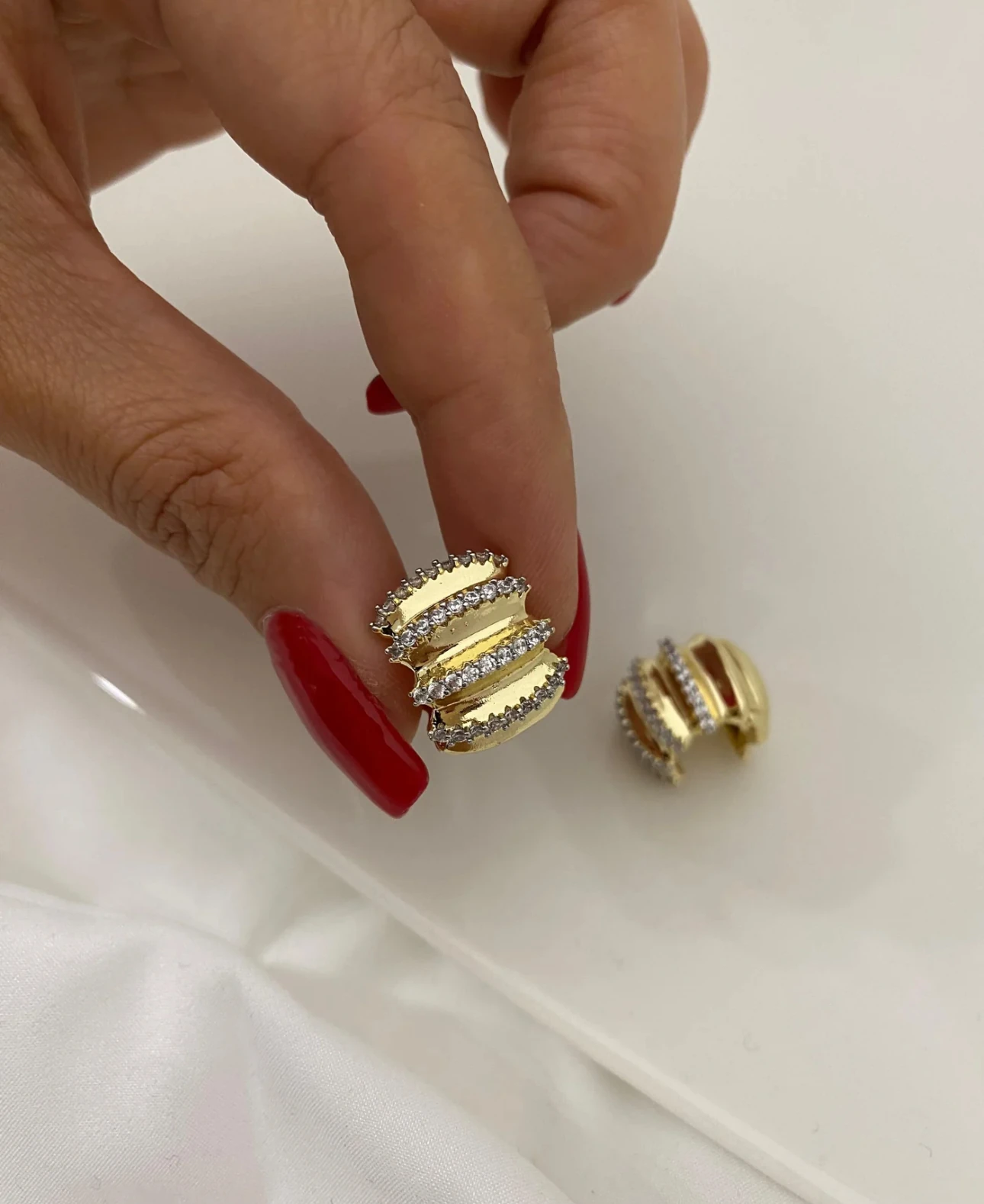 illys Gold Zirkon Taş Detaylı Tırtıklı Görünüm Şık Küpe