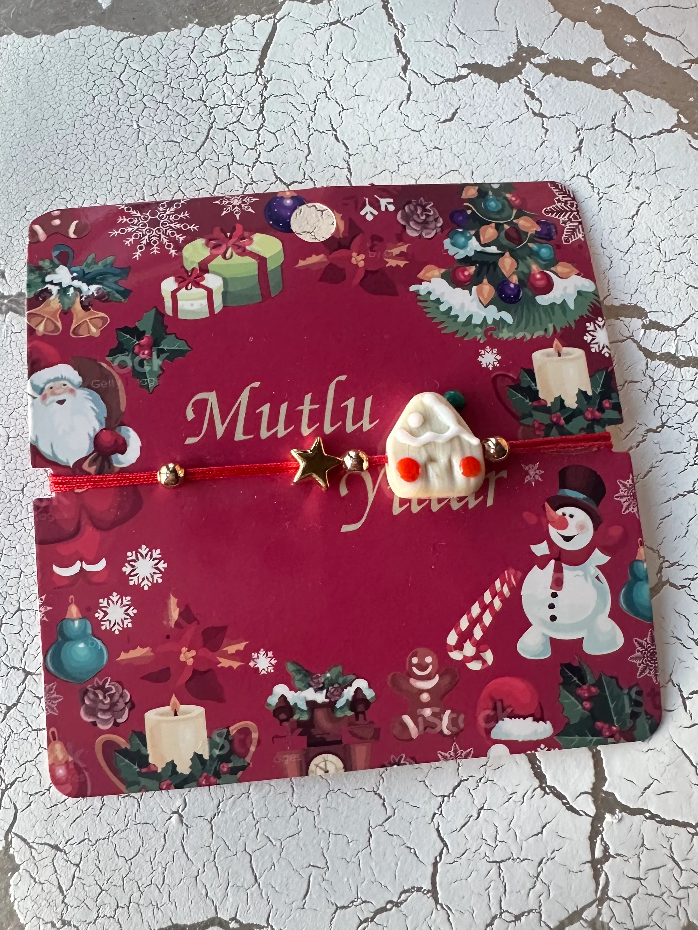 illys Krem Cam Kurabiye Ev Figür Kırmızı İp Yılbaşı Bilekliği